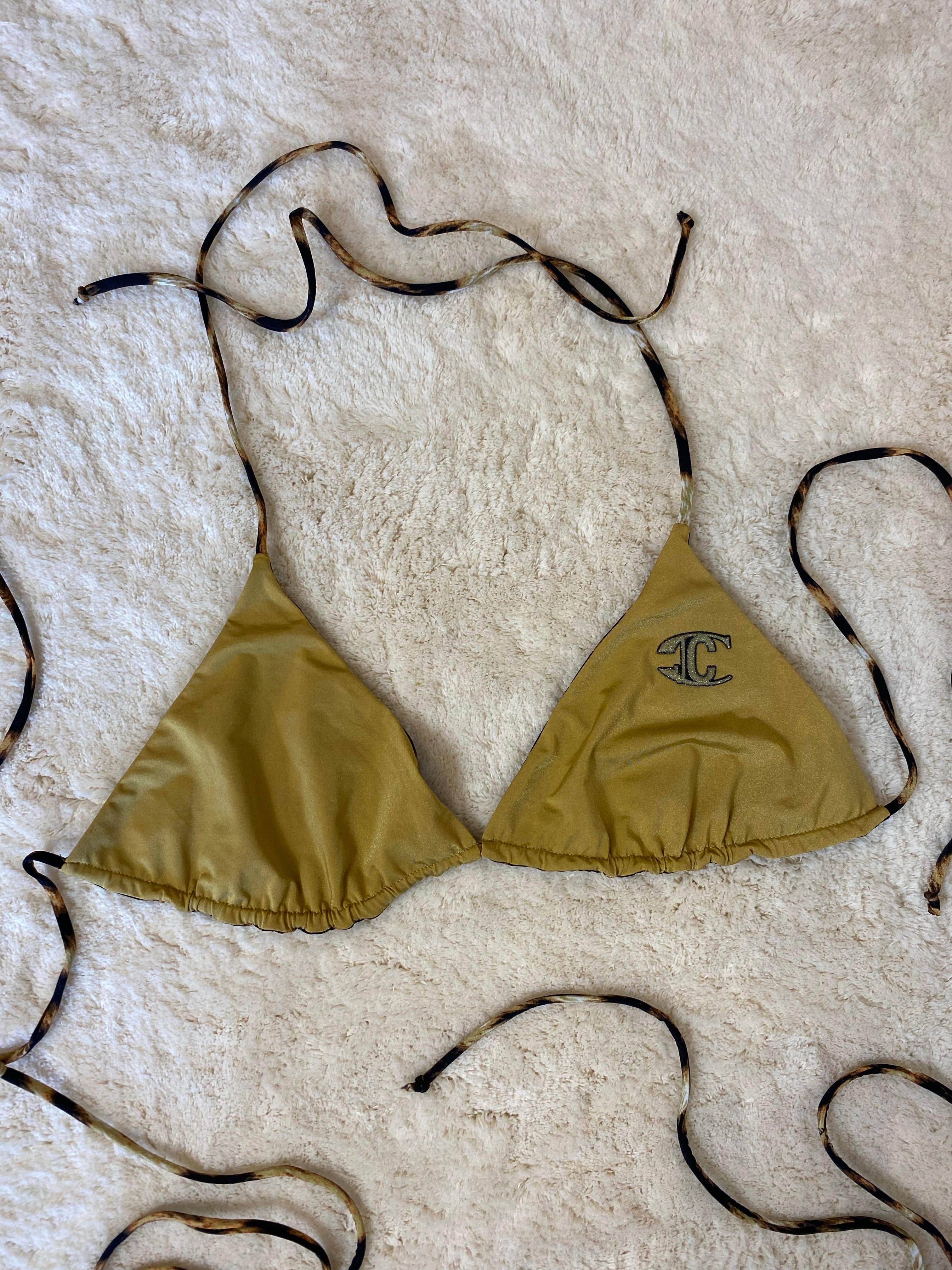 Traje top e bottom ropa de playa JustCavalli.
Color beige, interior leopardado.
Taglia IV, XL UE. L EEUU.
80% poliamida, 20% elastán.
Nuovo con cartellino.