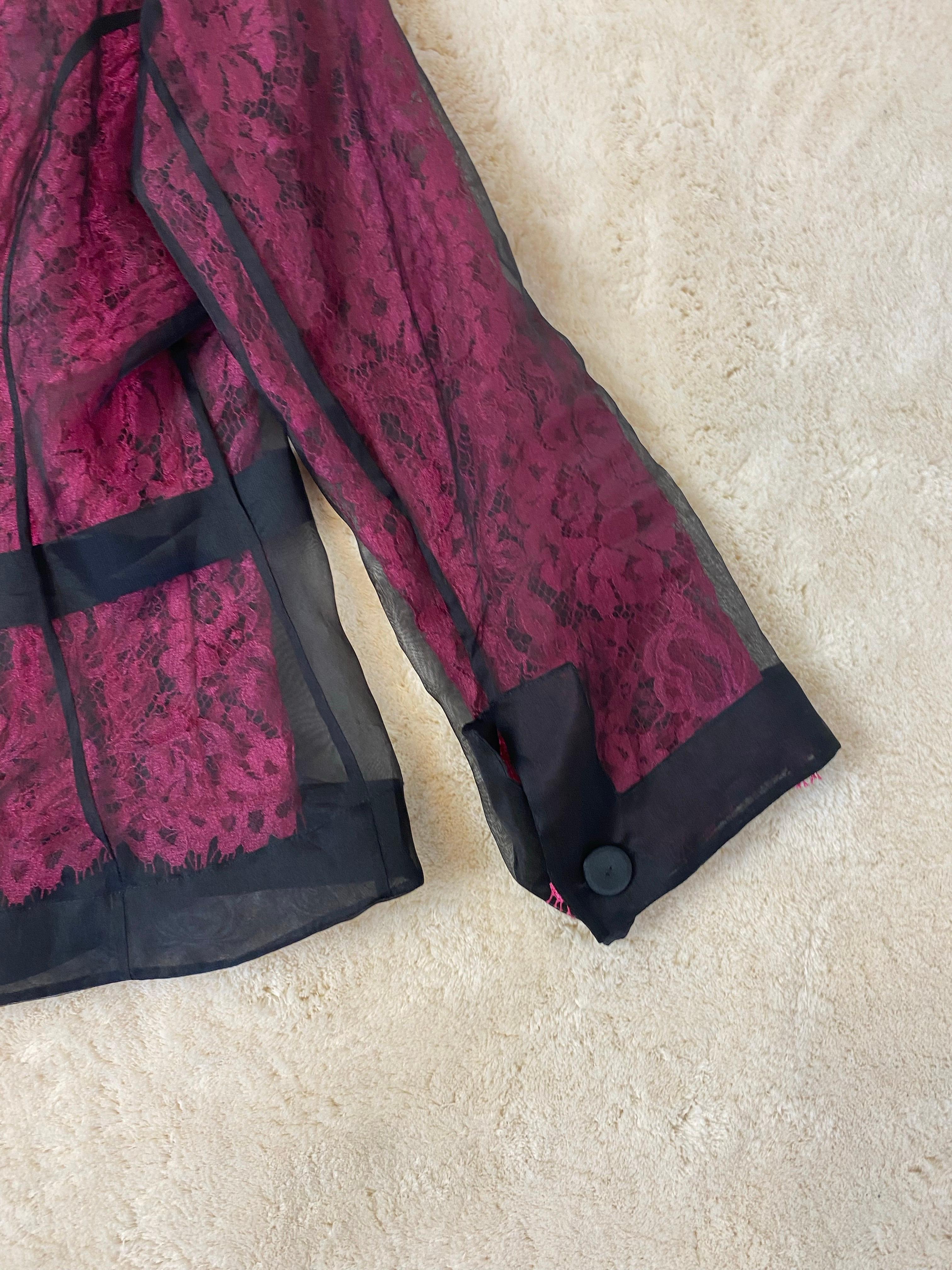 Blazer in pizzo rosa e nero Dolce & Gabbana.
Taglia 46 IT.
Fabrice 100% seta.
Fodera 80% cotone, 20% nylon.
Spalle 44 cm.
Lunghezza 58 cm.
Ottime condizioni, presenta segni di utilizzo come mostrato nelle foto.