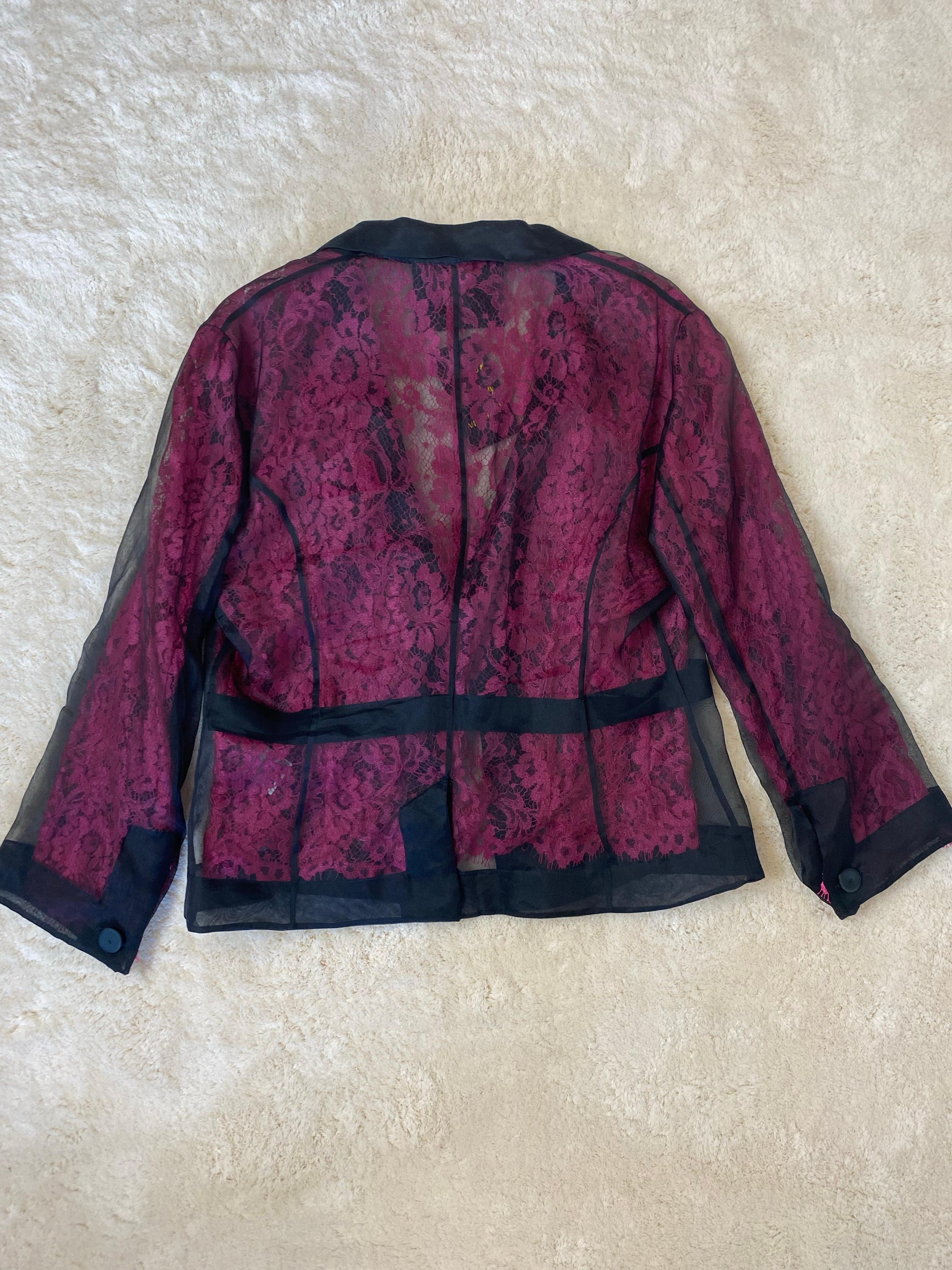 Blazer in pizzo rosa e nero Dolce & Gabbana. in vendita 2