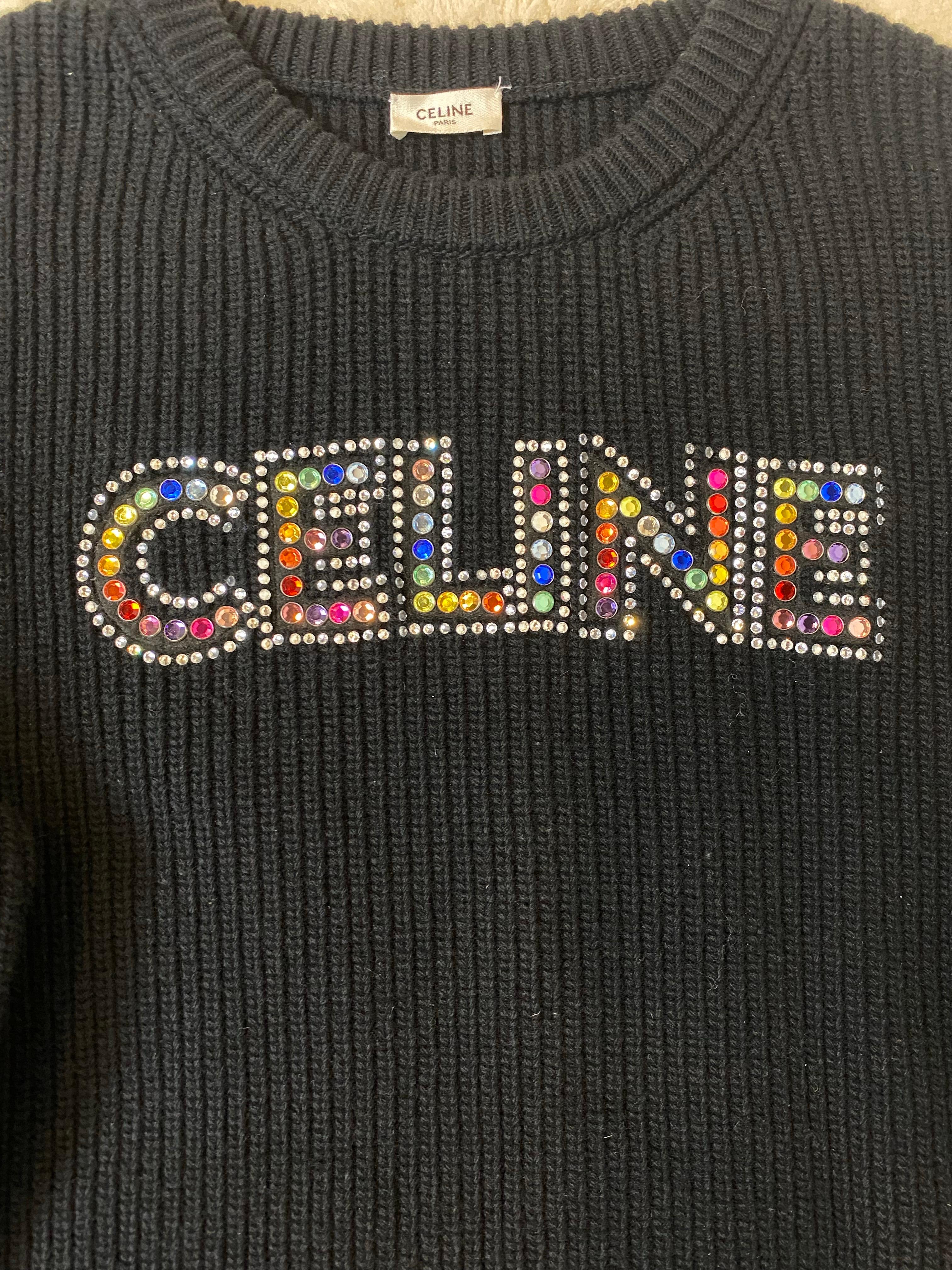 Schwarzer Pullover von Céline mit Schmucklogo.
Passt in L/XL, ideal für alle, die lockere und bequeme Pullover mögen.
Schultern 62 cm.
Länge 76 cm.
Erstklassiger Zustand.