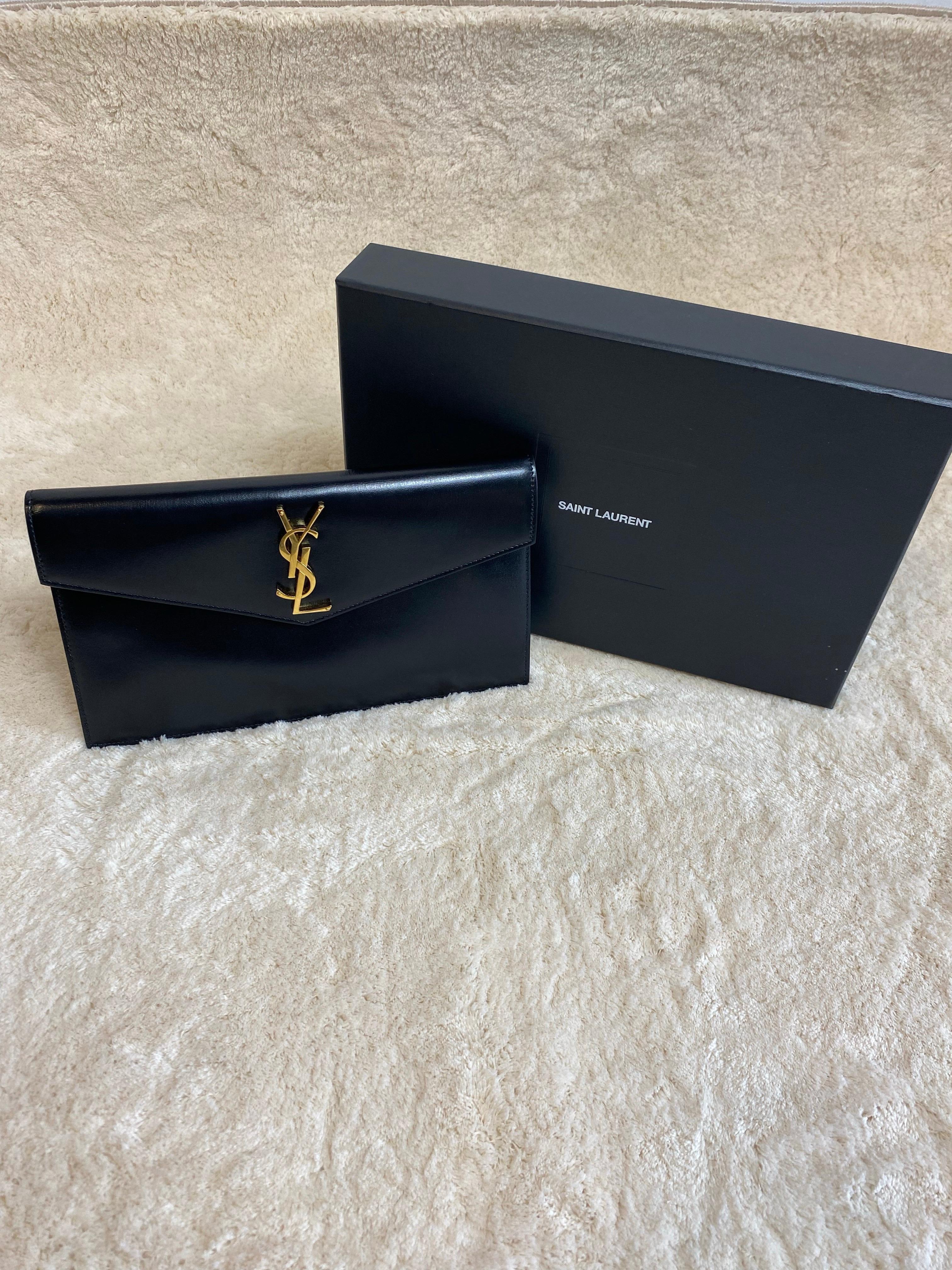 Yves Saint Laurent schwarzer Umschlag.
Magnetischer Verschluss.
Höhe 16 cm.
Breite 27 cm.
Inklusive Staub und Box.
Ausgezeichneter Zustand, hat leichte Mängel, wie auf den Fotos zu sehen.