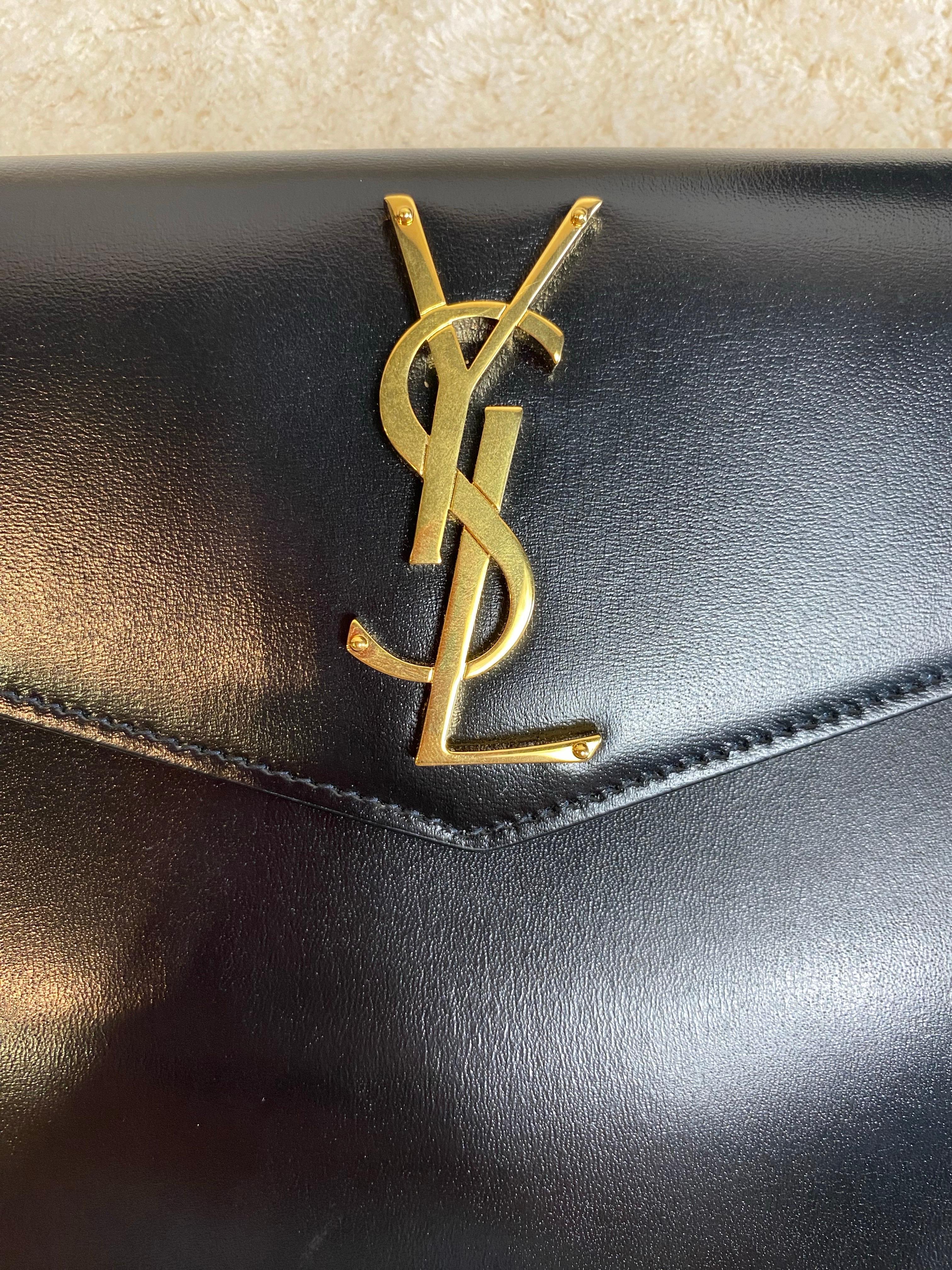 Yves Saint Laurent schwarzer Umschlag. (Schwarz) im Angebot