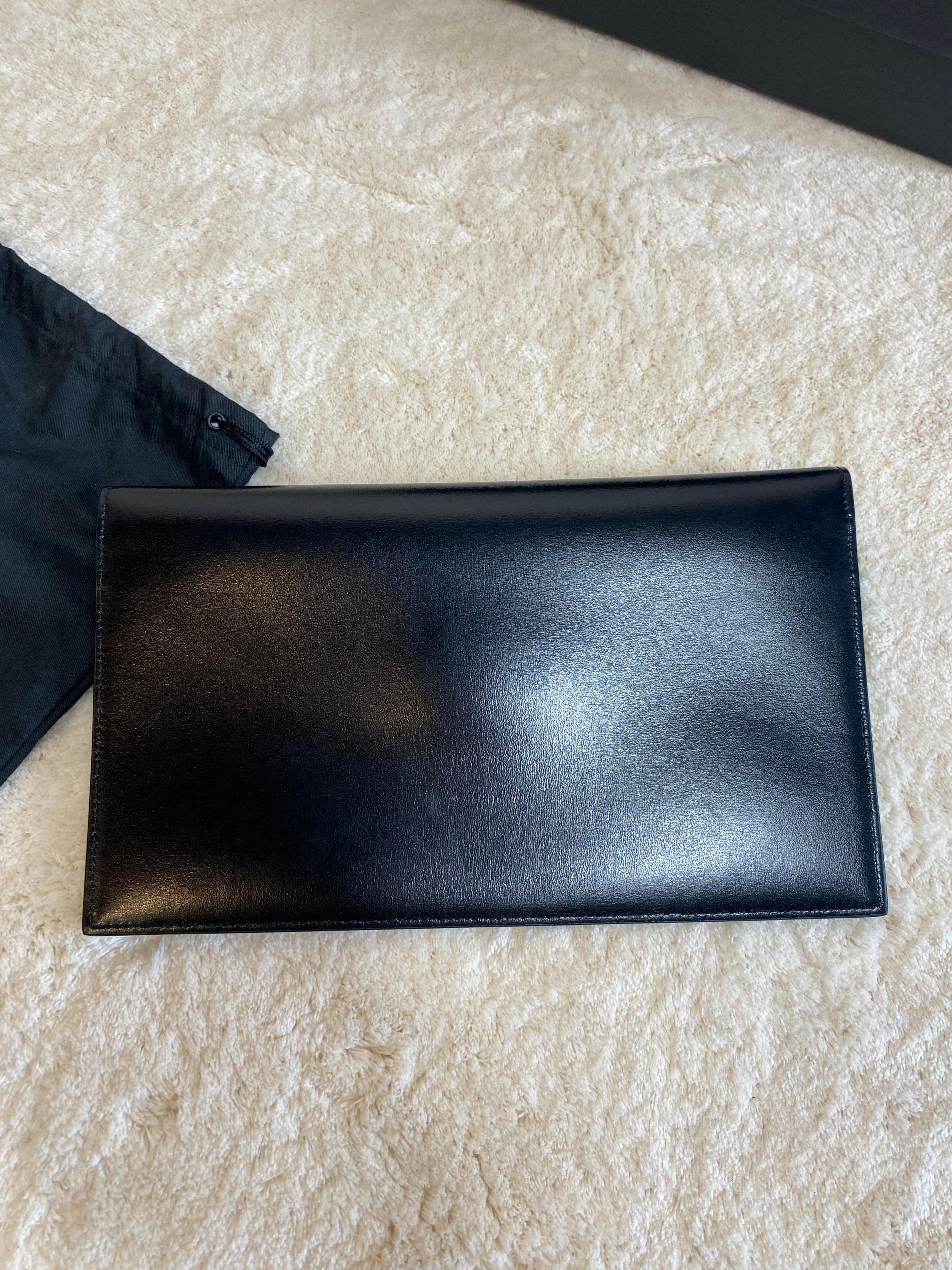 Yves Saint Laurent schwarzer Umschlag. im Angebot 2