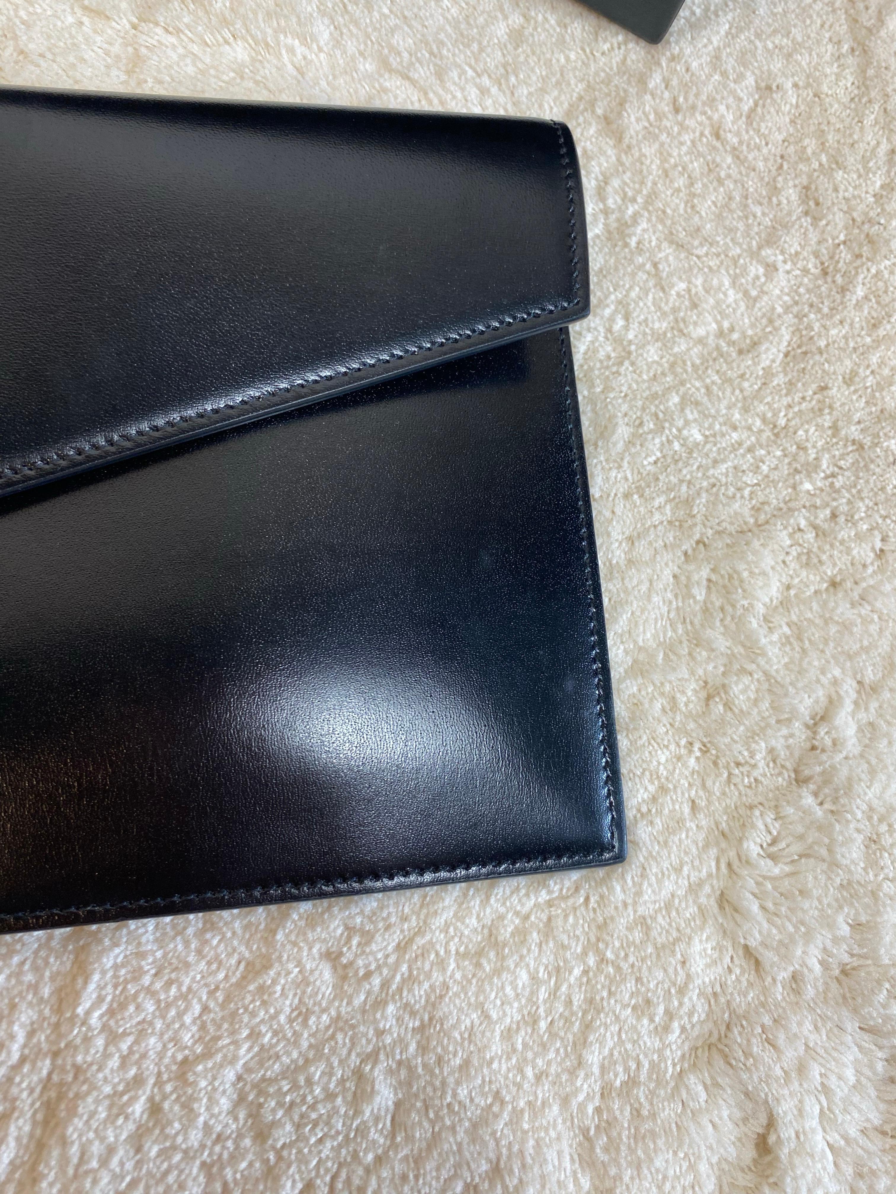 Yves Saint Laurent schwarzer Umschlag. im Angebot 3