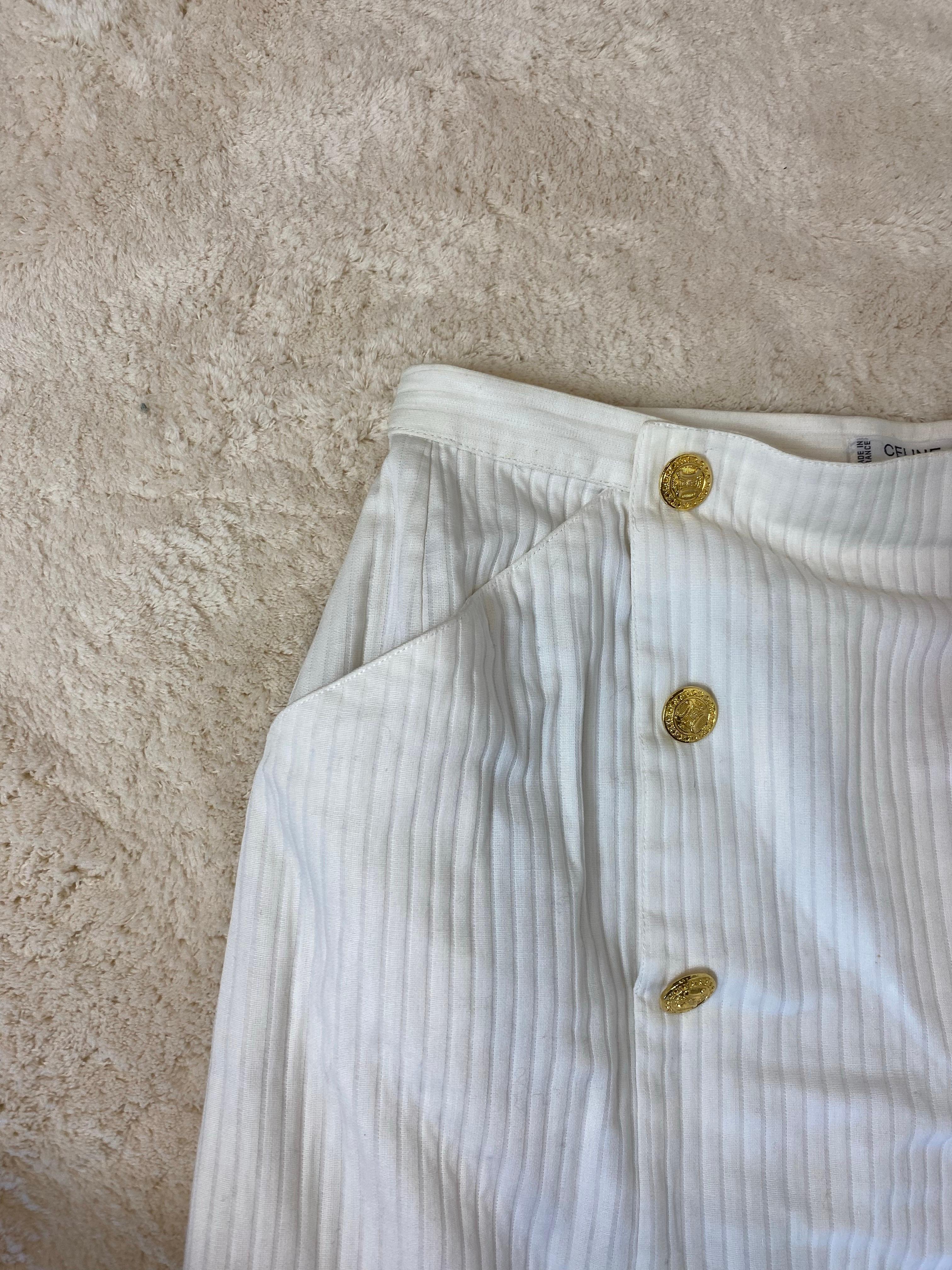 Falda Céline blanca con botones dorados. Gris en venta