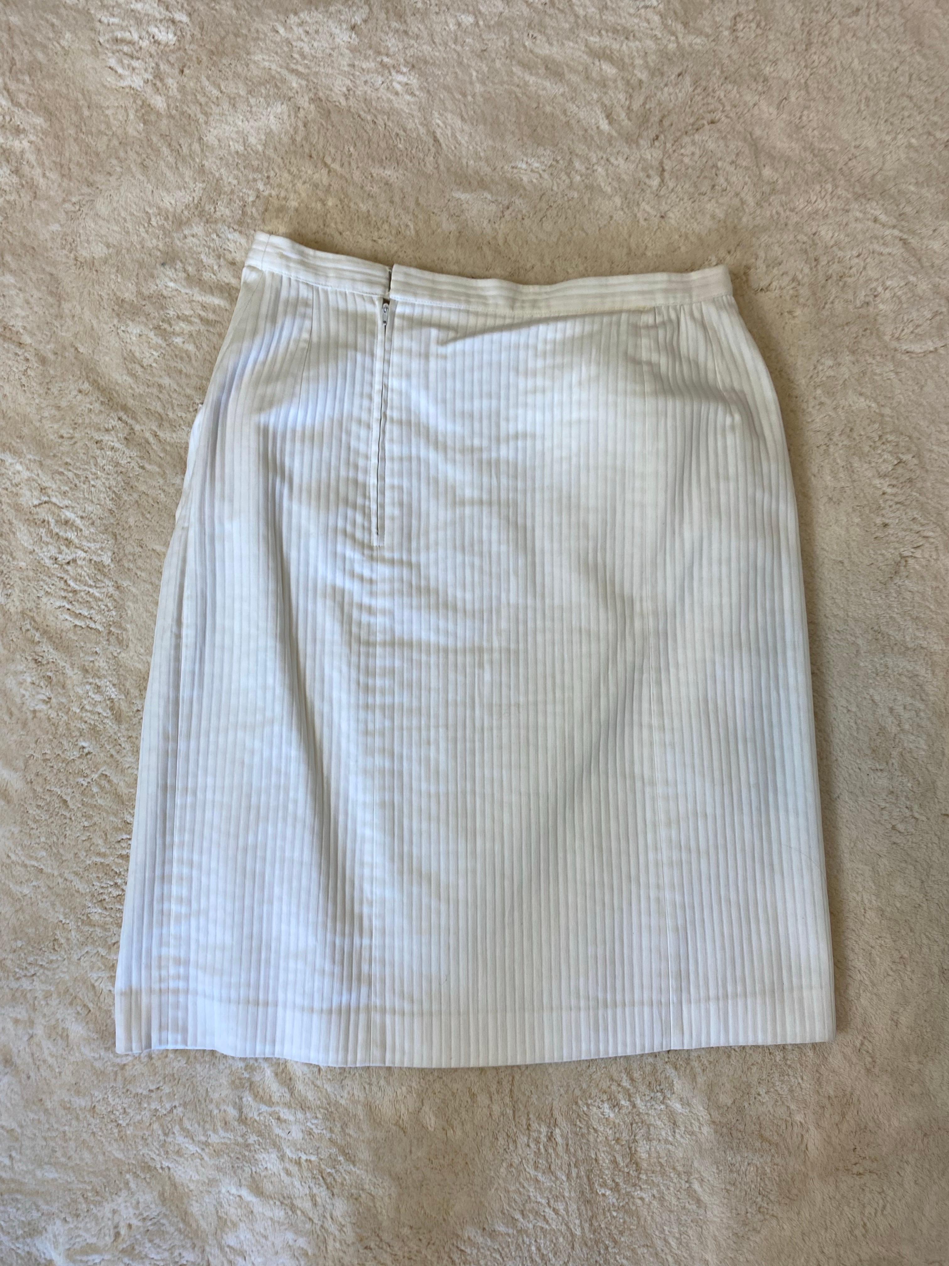 Falda Céline blanca con botones dorados. en venta 3