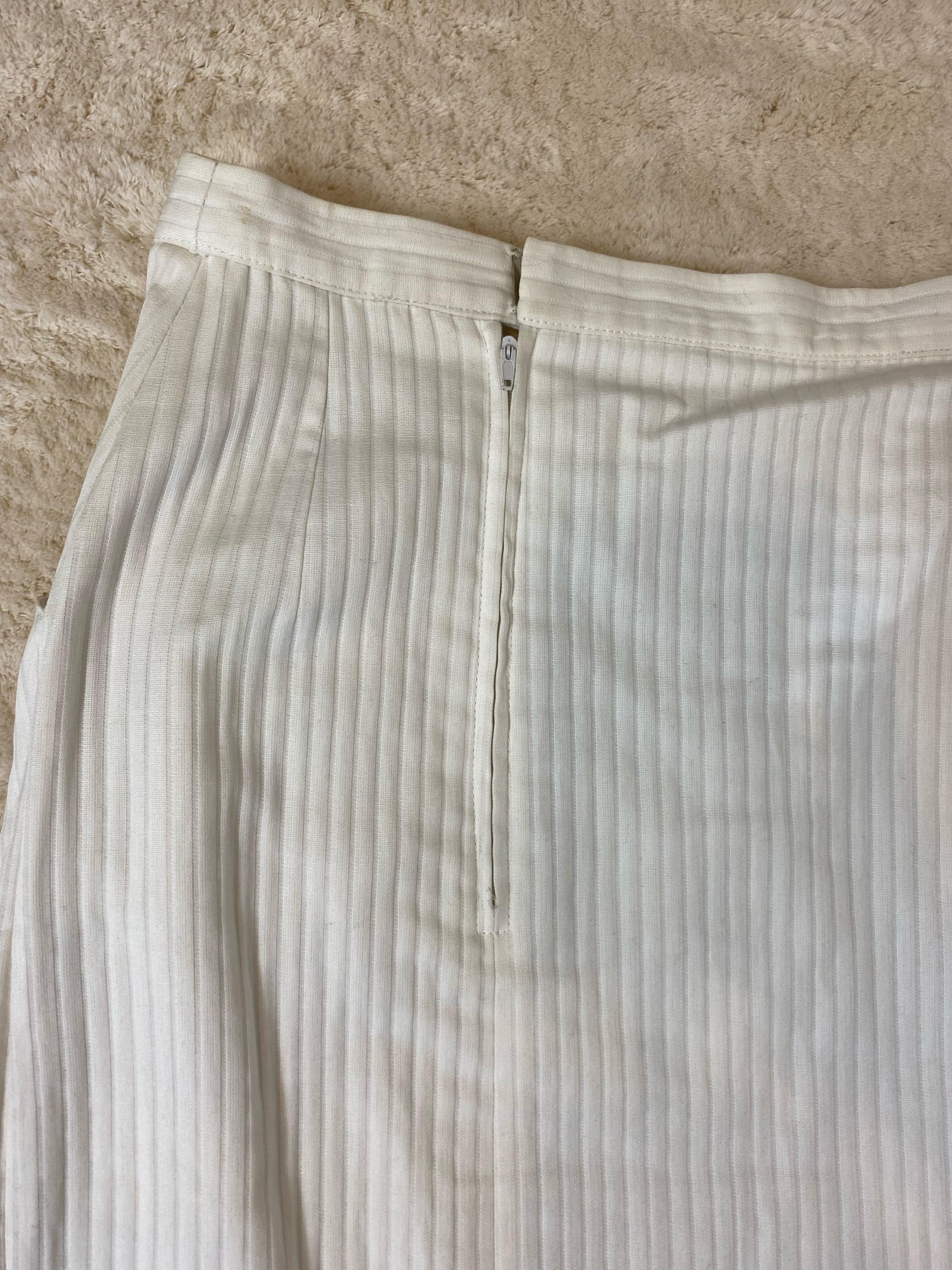 Falda Céline blanca con botones dorados. en venta 4