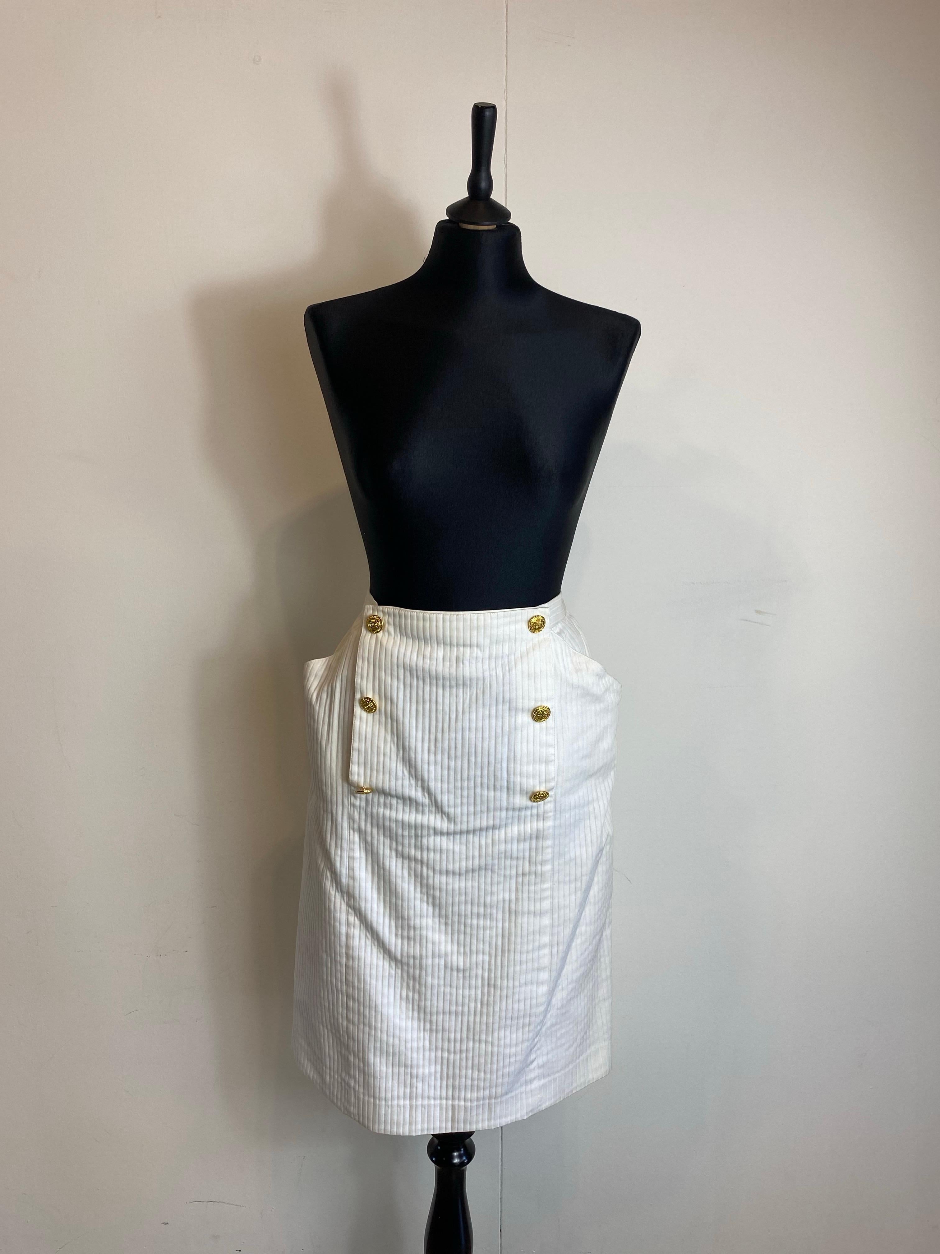 Falda Céline blanca con botones dorados. en venta 6