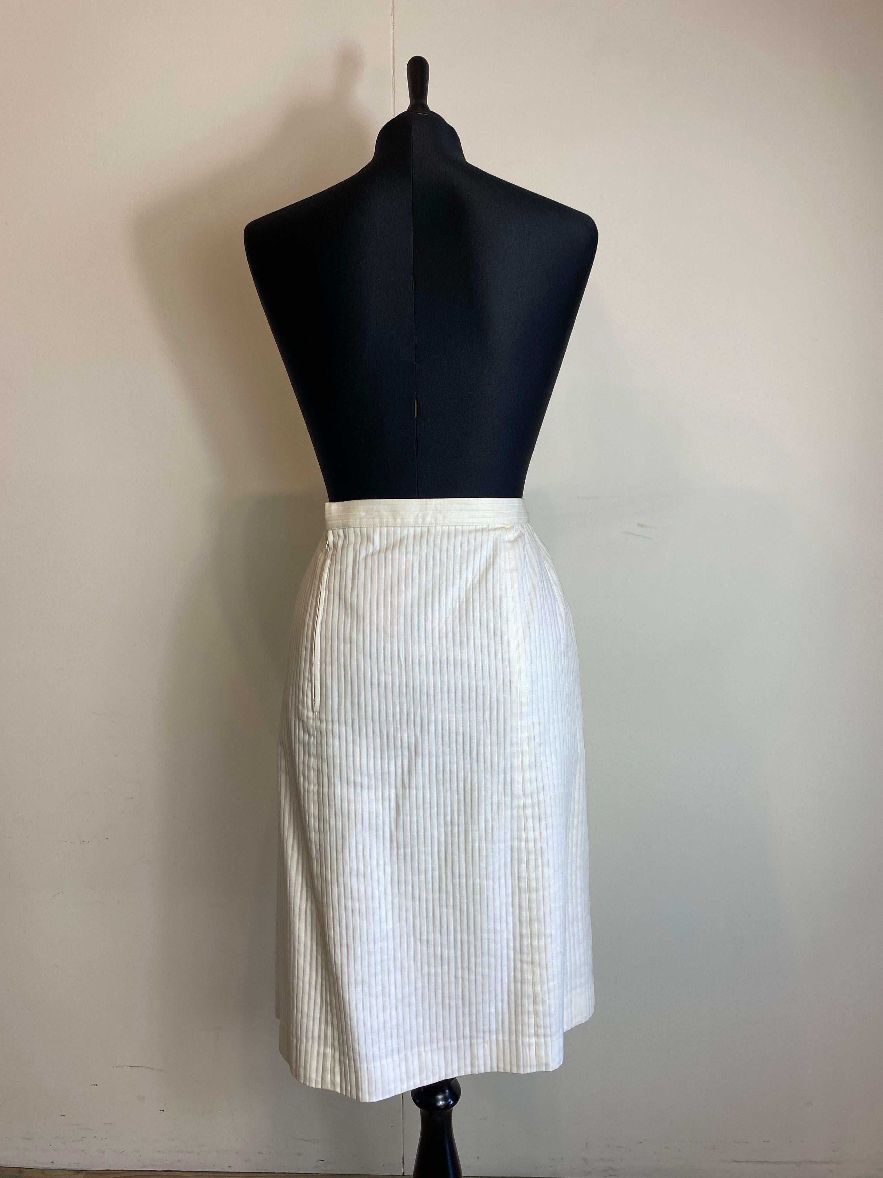 Falda Céline blanca con botones dorados. en venta 7