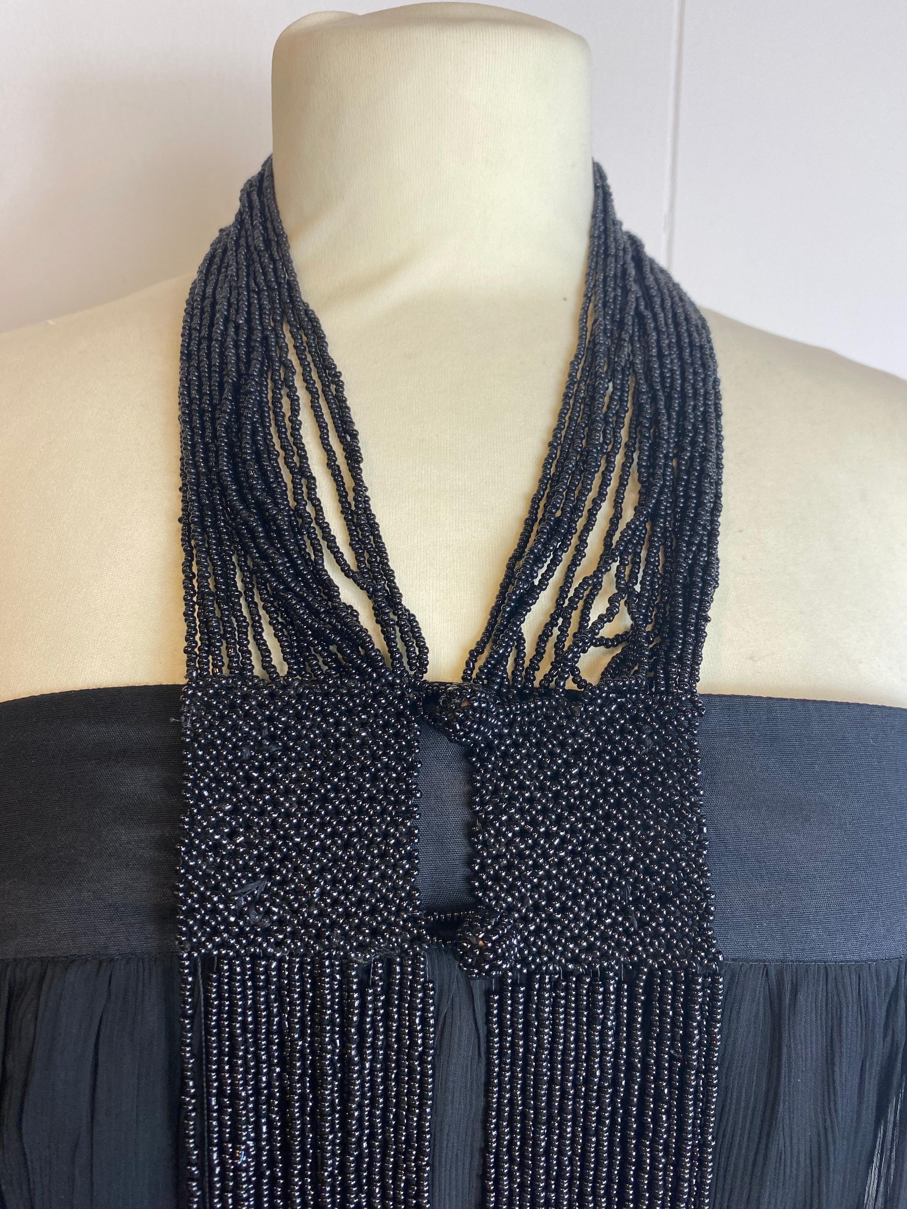 Schwarzes perlenbesetztes Midikleid von Kookai.
Größe 38 IT.
100% Viskose.
Länge 86 cm.
Taille 36 cm.
Guter Zustand, weist Gebrauchsspuren auf, wie auf den Fotos zu sehen.
Einige Perlen fehlen; sie sind auf den Fotos möglicherweise nicht sichtbar.