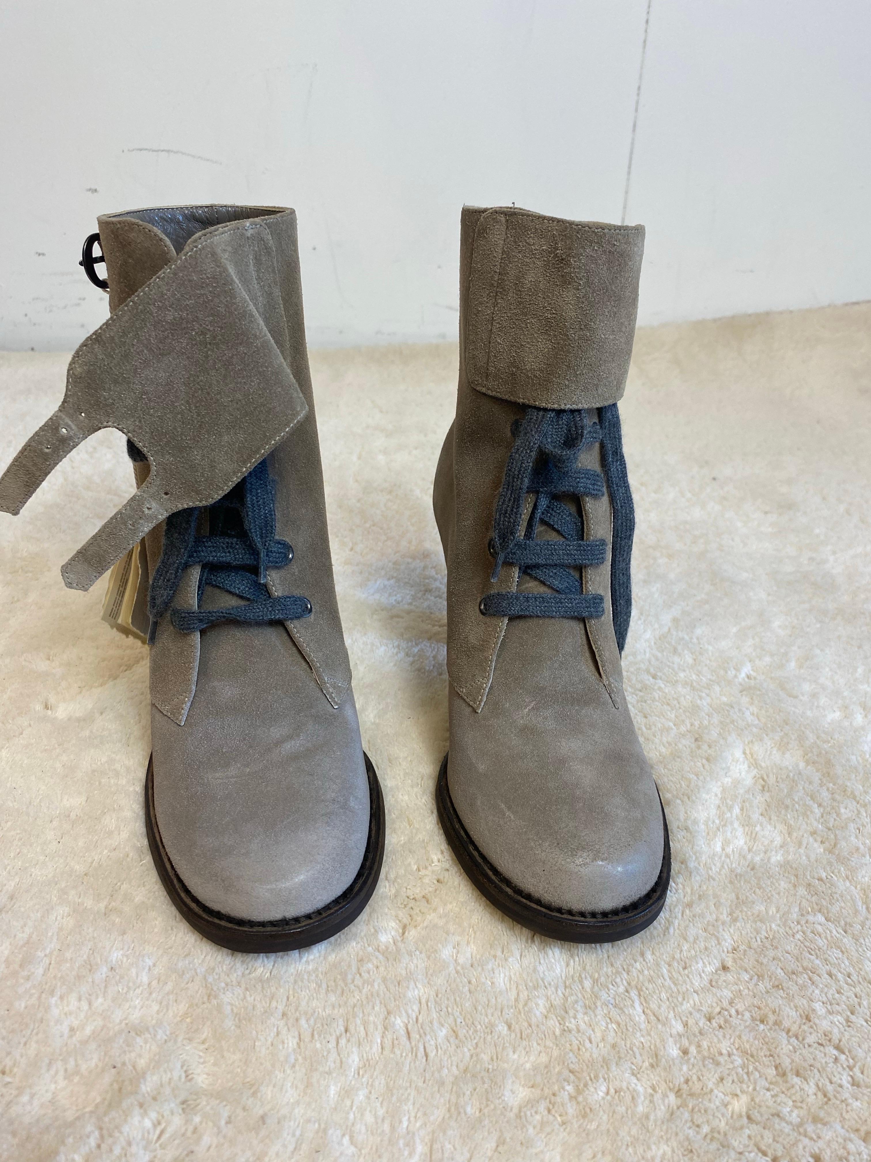Stivaletti grigi con tacco di Brunello Cucinelli.
Scatola originale inclusa.
Chiusura con pizzo e coulisse.
Taglia 38.
Nuovo con tag.