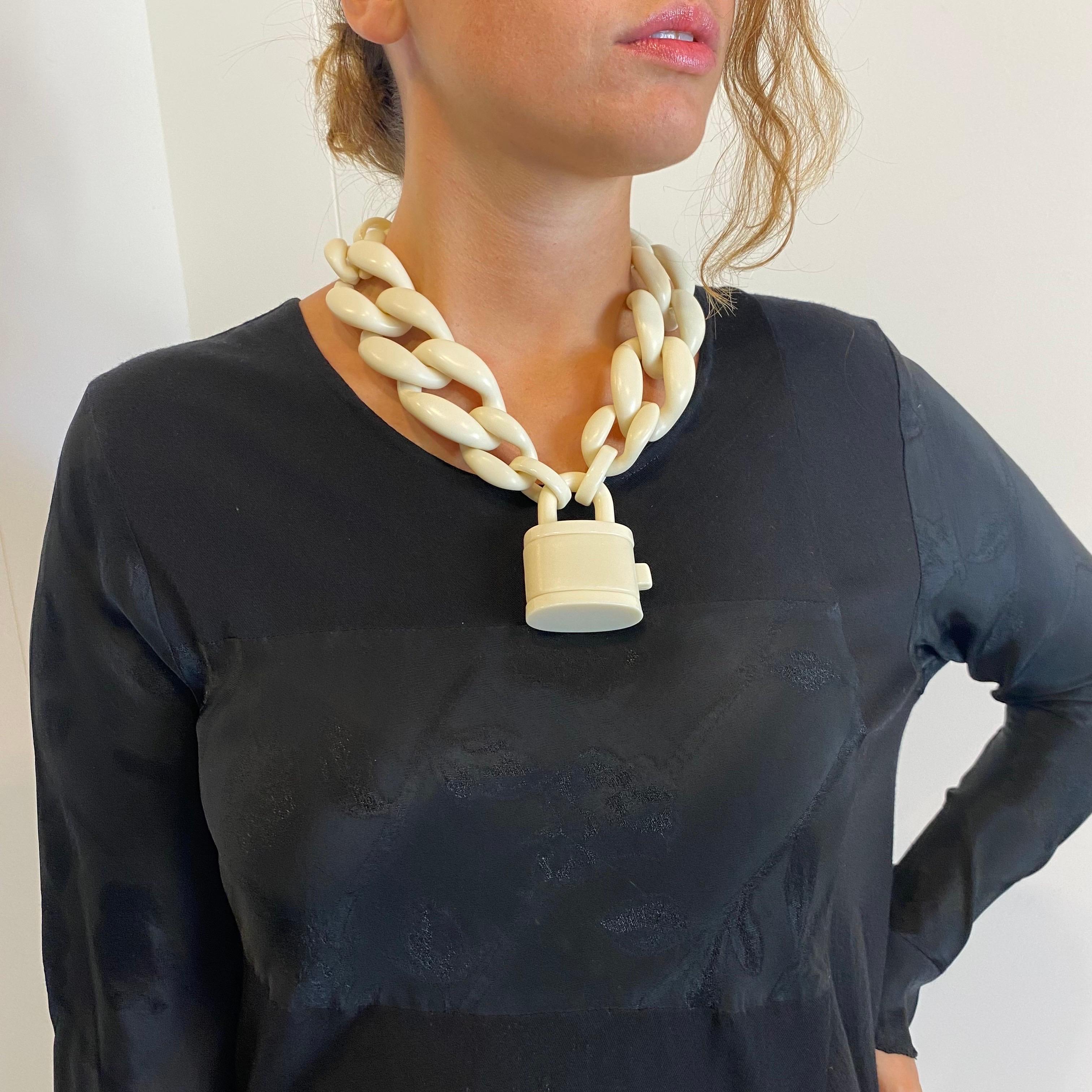 Collana Catena con lucchetto colore avorio. in vendita 5