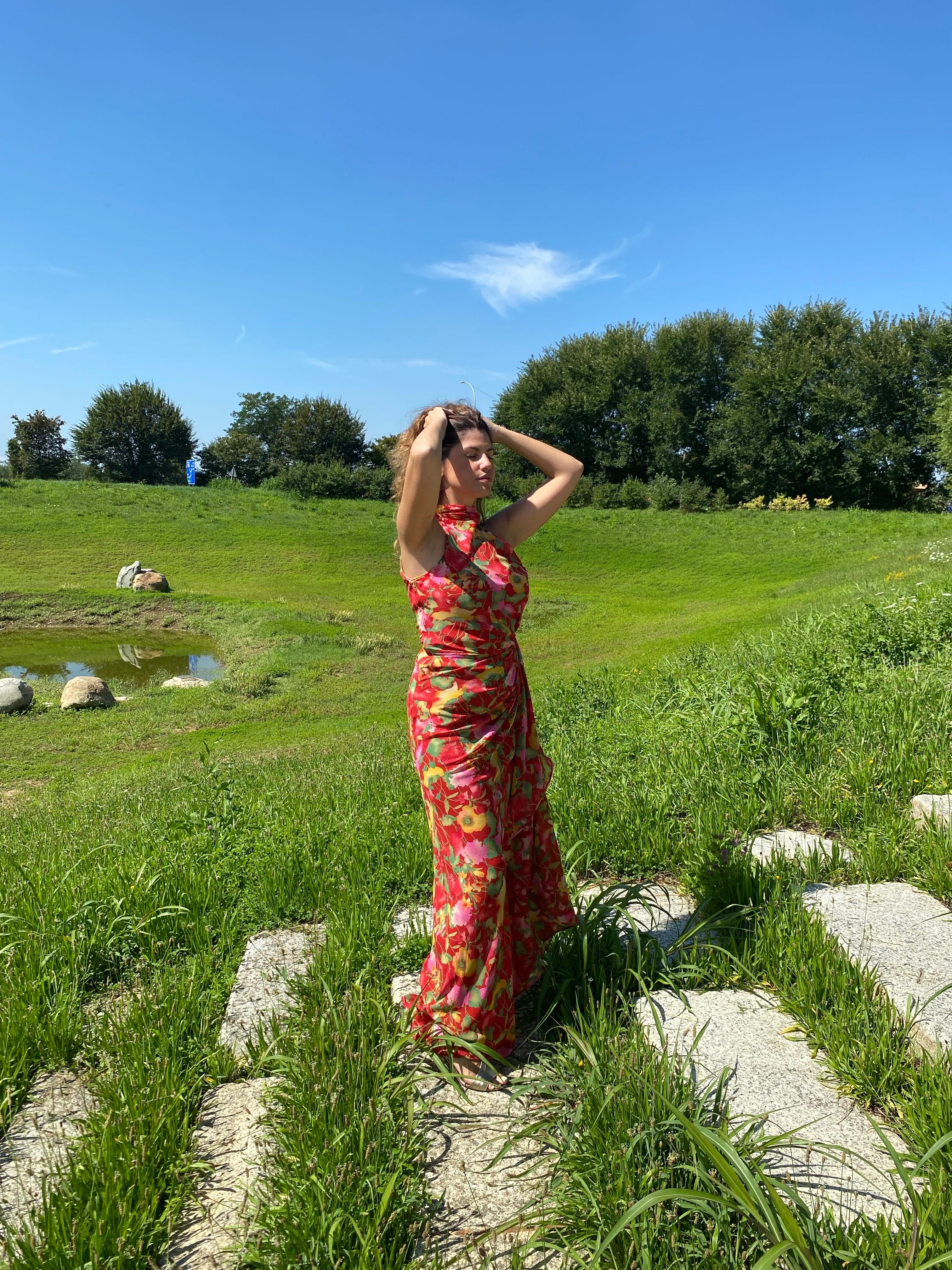 Valentino Boutique robe rouge avec détails floraux. en vente 8