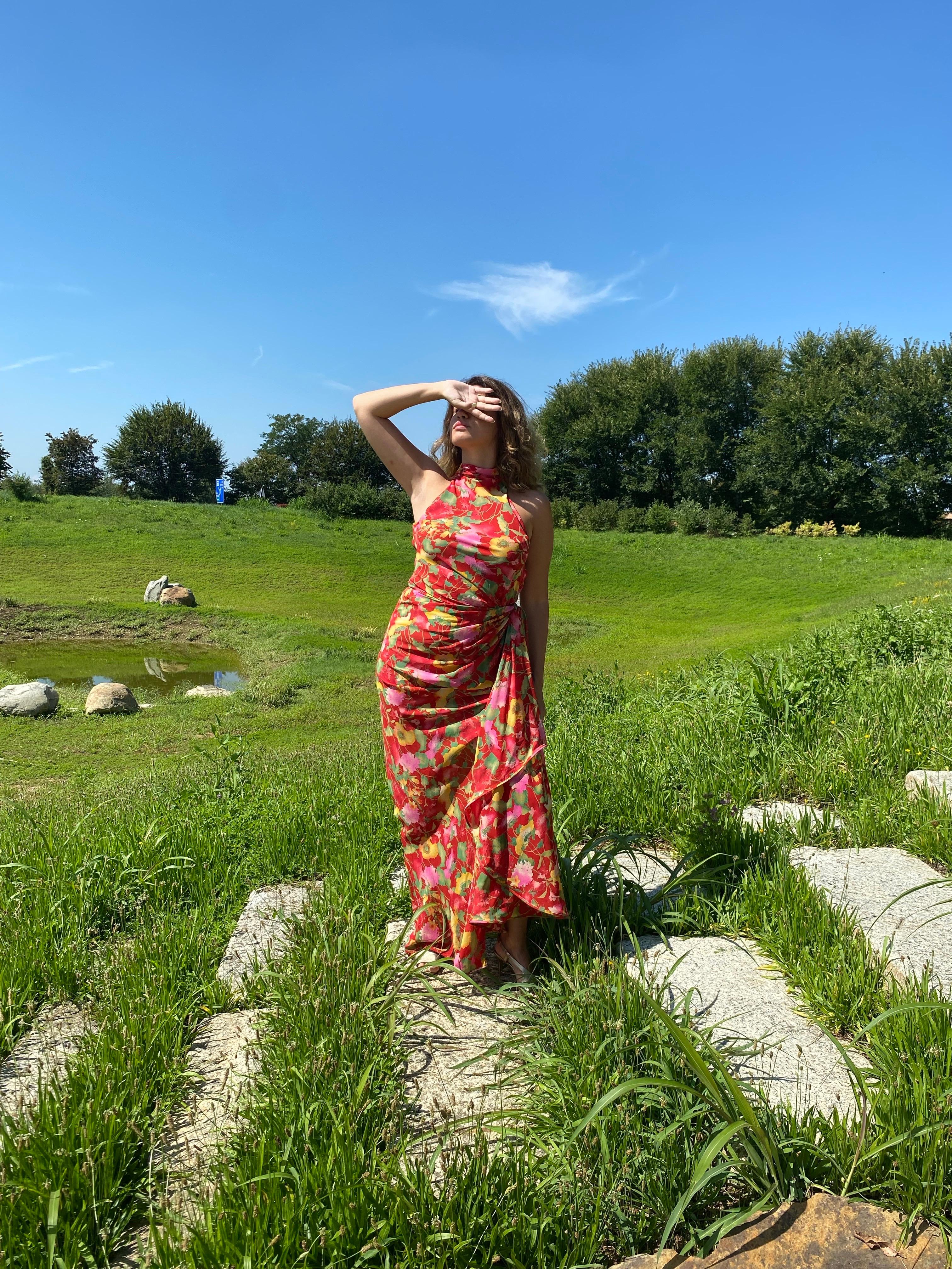 Valentino Boutique robe rouge avec détails floraux. en vente 9