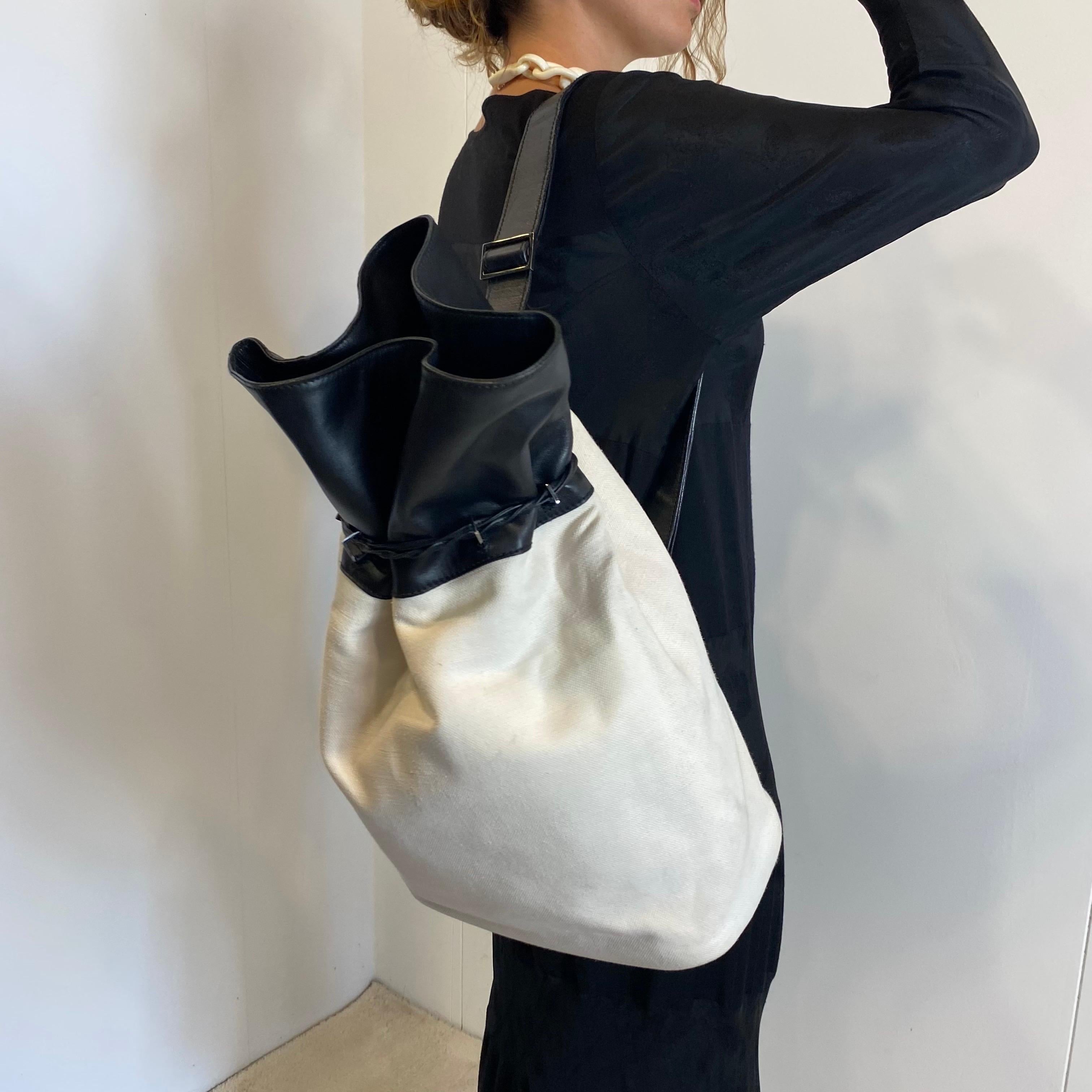 Yves Saint Laurent zaino monospalla bianco e nero in vendita 6