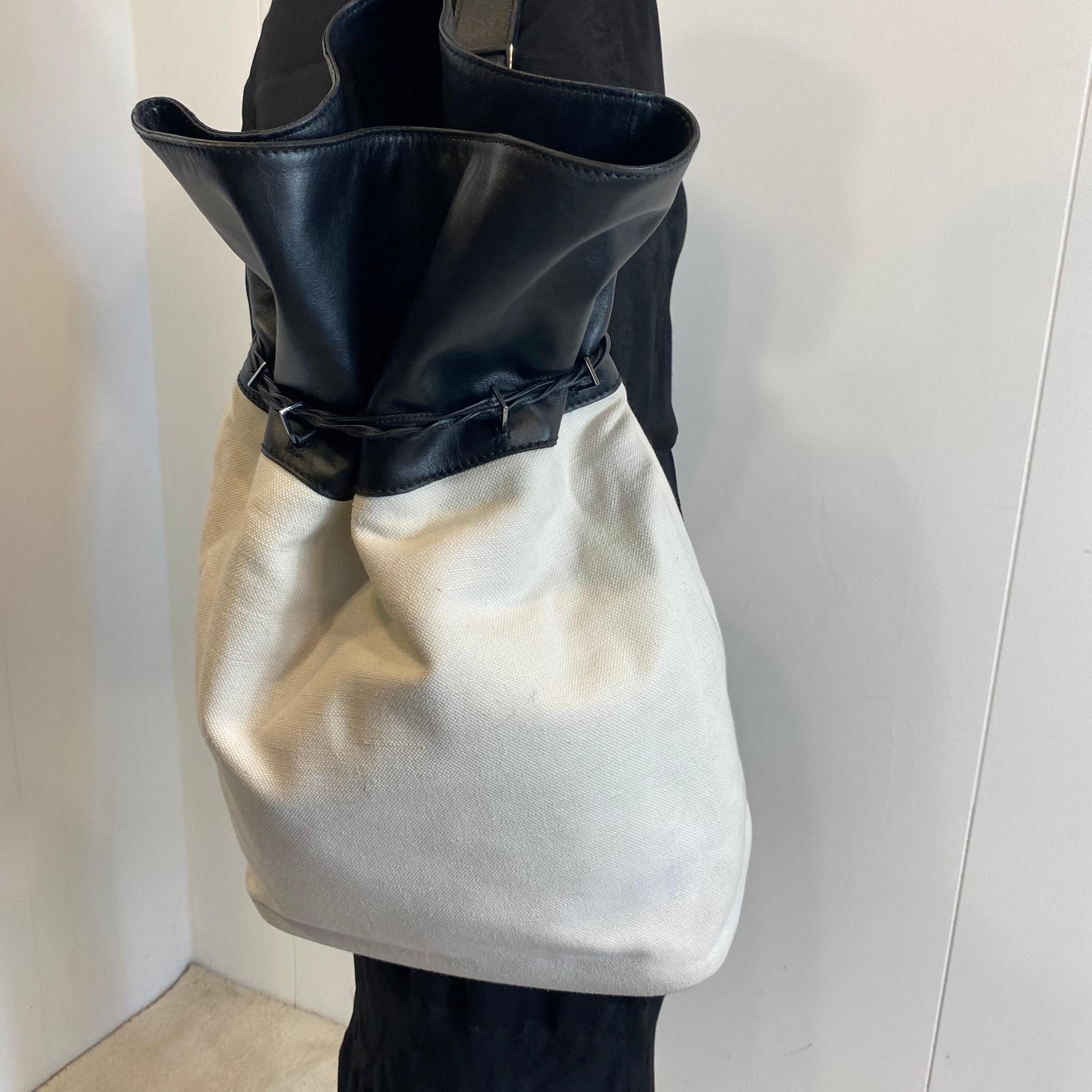 Yves Saint Laurent zaino monospalla bianco e nero in vendita 7
