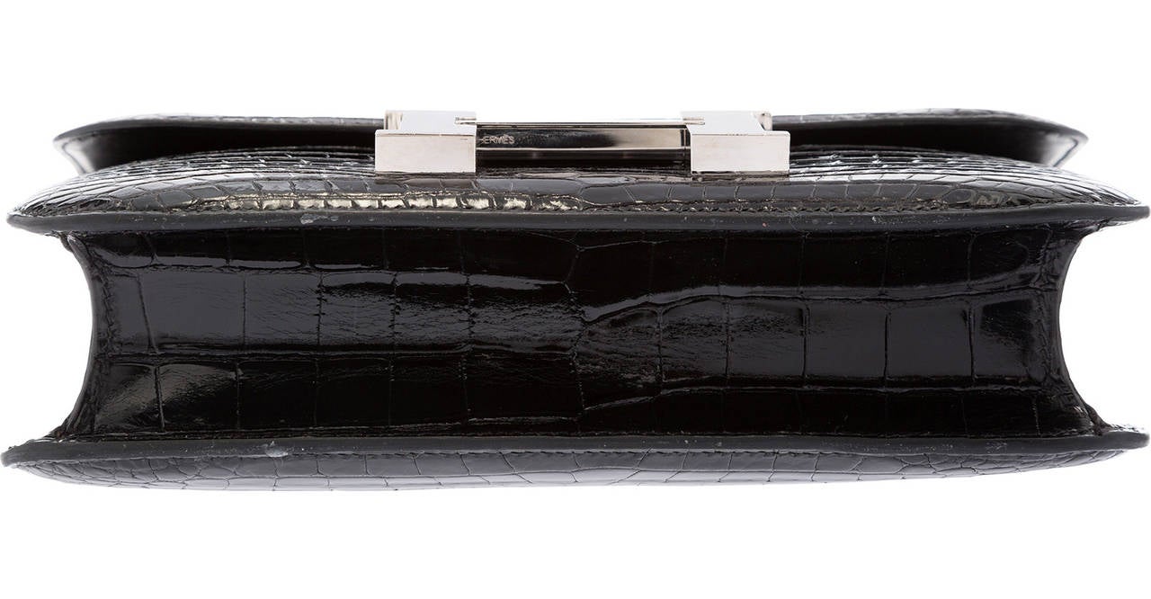 Hermes 23cm Shiny Black Porosus Crocodile Constance Bag with Palladium Hardware In Good Condition For Sale In New York, NY