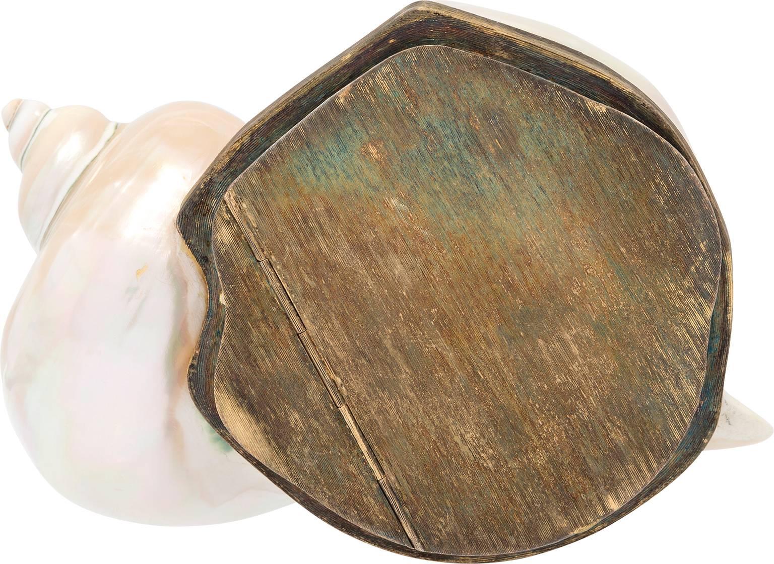 Judith Leiber Natural Sundial Shell Minaudiere Bag In Good Condition For Sale In New York, NY