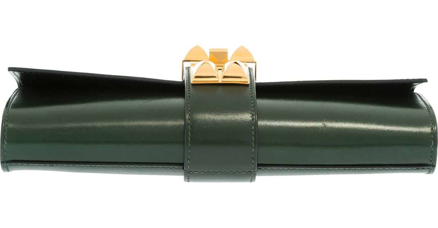 Hermes 23cm Vert Fonce Calf Box Leather Medor Clutch Bag with Gold Hardware In Good Condition For Sale In New York, NY
