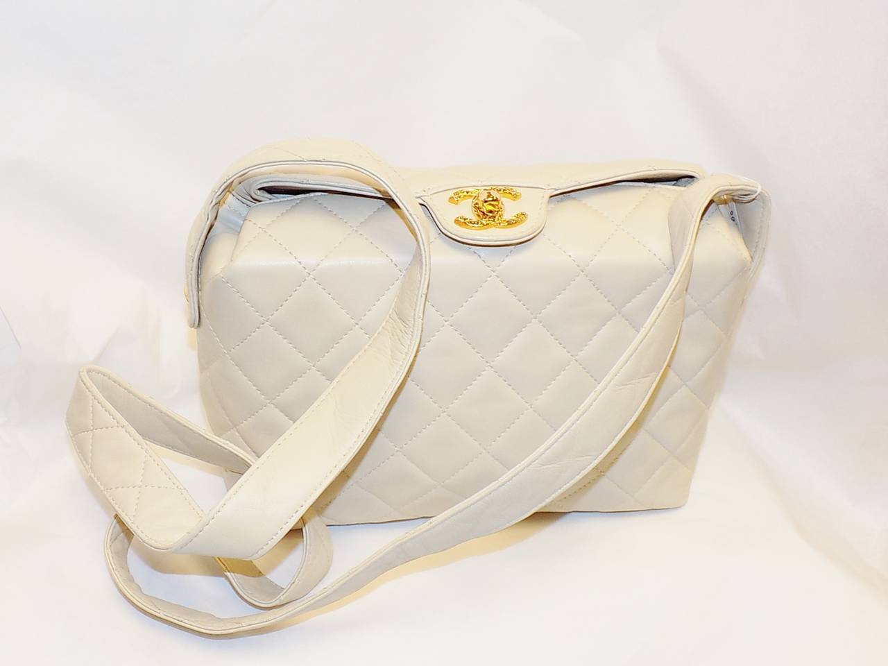 Chanel Creme lambskin quilted  shoulder bag In Excellent Condition For Sale In New York, NY