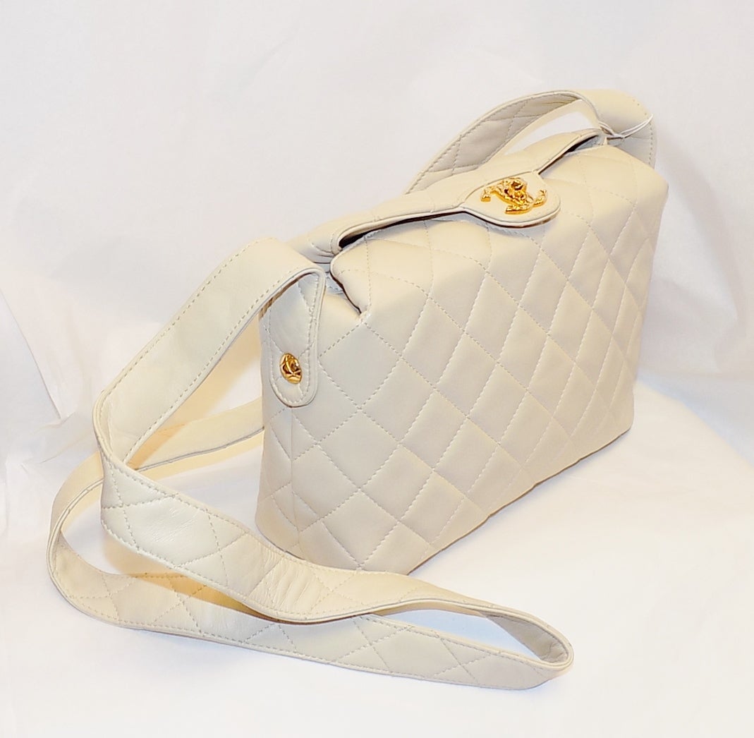 Chanel Creme lambskin quilted  shoulder bag For Sale 2