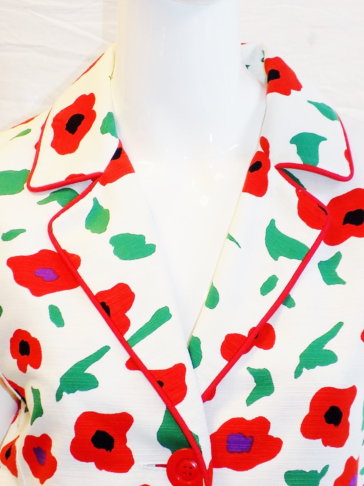 Very pretty cotton  YSL encore floral vest / sleeveless jacket  . Red piping , faux pockets, three front buttons closure. . Size 6
Mint condition. Perfect summer piece.
Bust 36