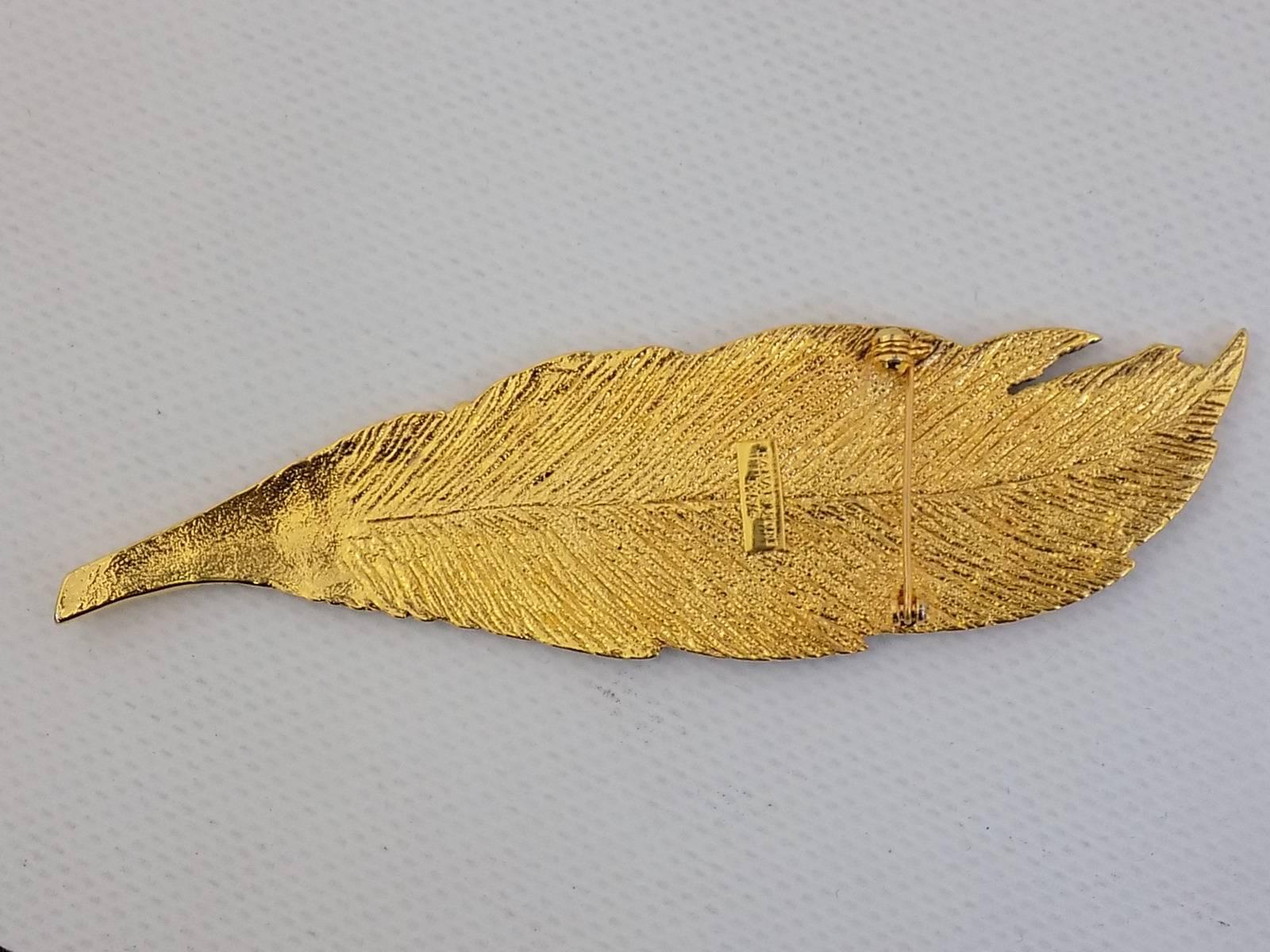 Spectacular and trully  Rare  HANAE MORI pin. Circa  1980s . Gold tone large feather. Collectors item. In pristine condition!!! No tarnish, scratches or any damages. 
Pin measures 5 Inches by 4.5