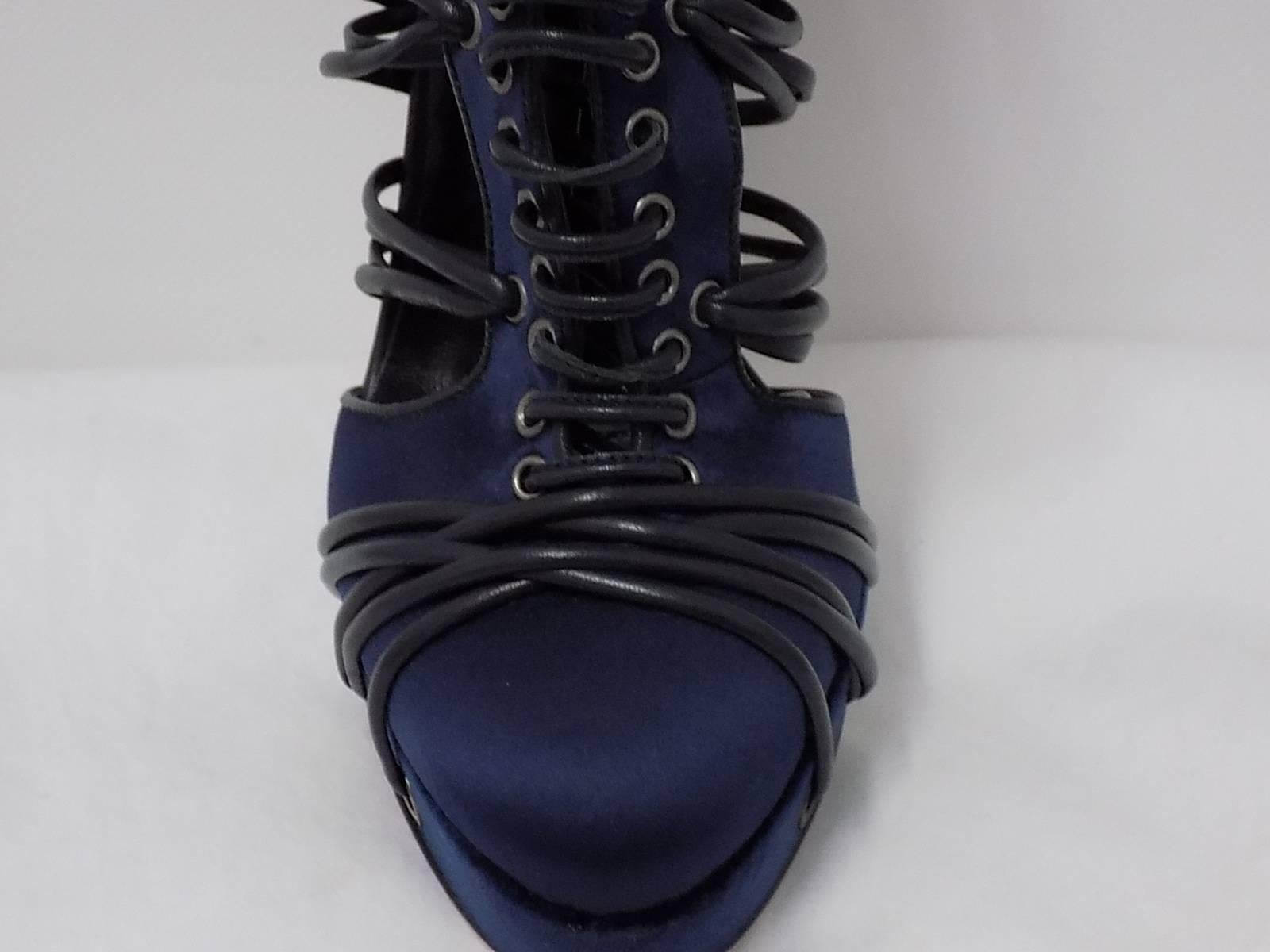 Versace Gladiator Leather Ankle  Strap  Evening Booties sz 40 In Excellent Condition For Sale In New York, NY