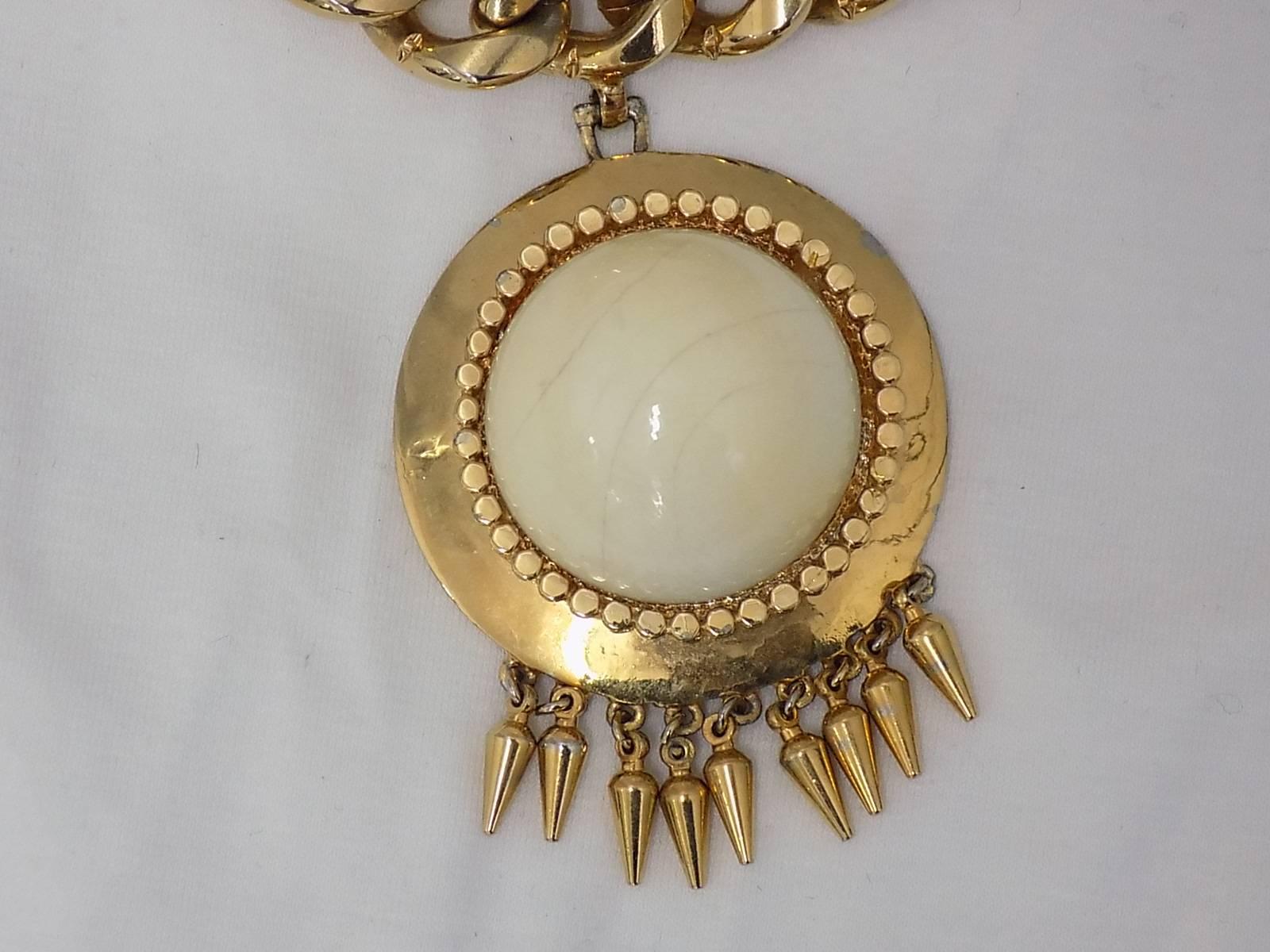 Nettie Rosentien large dome pendant choker necklace beautiful gold tone signed vintage pristine condition heavy chain half inch links 16 inches long with a dome pendant 1/3inches in diameter and half inch hanging spears 