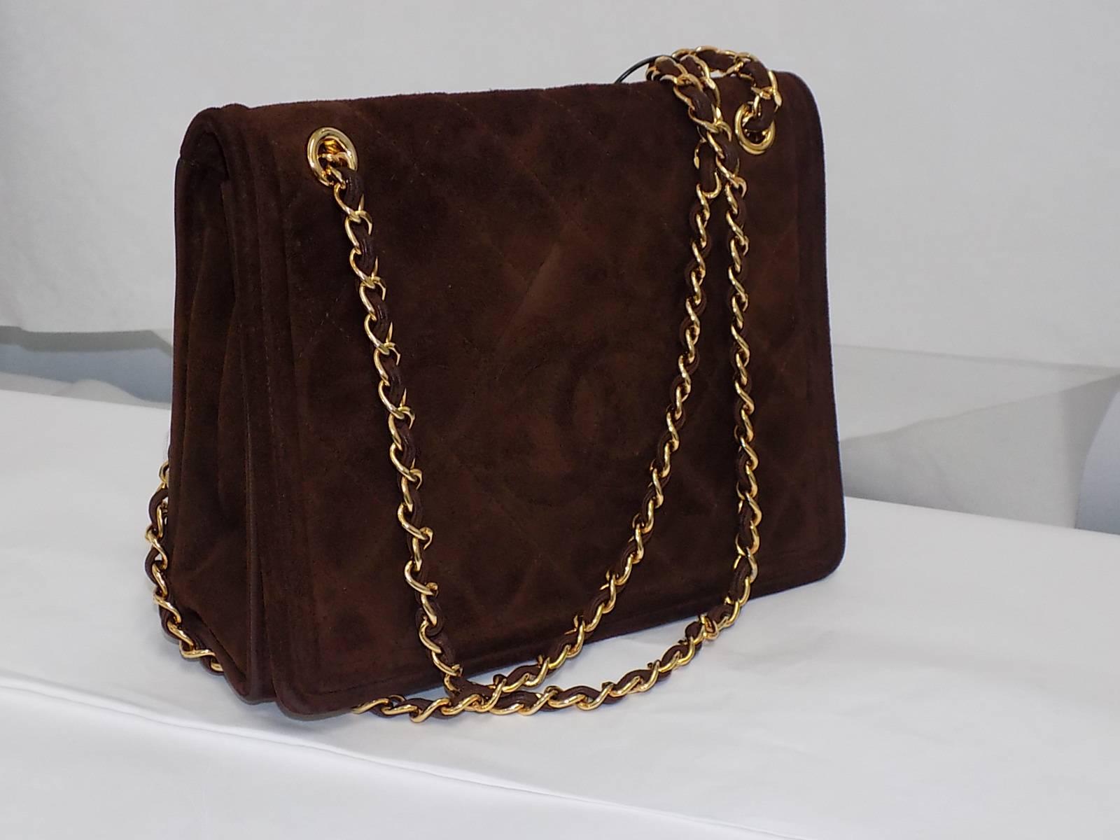 Chanel quilted suede brown suede flap bag  In Good Condition For Sale In New York, NY