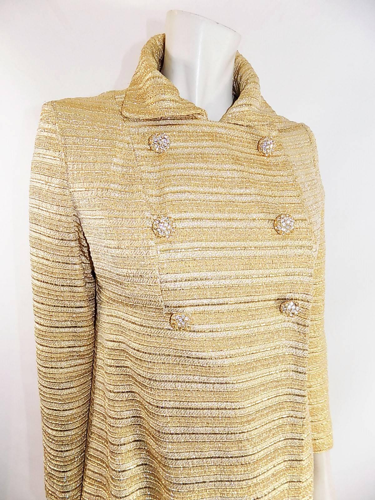 Absolutely stunning and so much in style!! Beautiful textured gold metallic fabric.. Crystal dome buttons. Excellent condition. Fully lined.
Size 4-6
