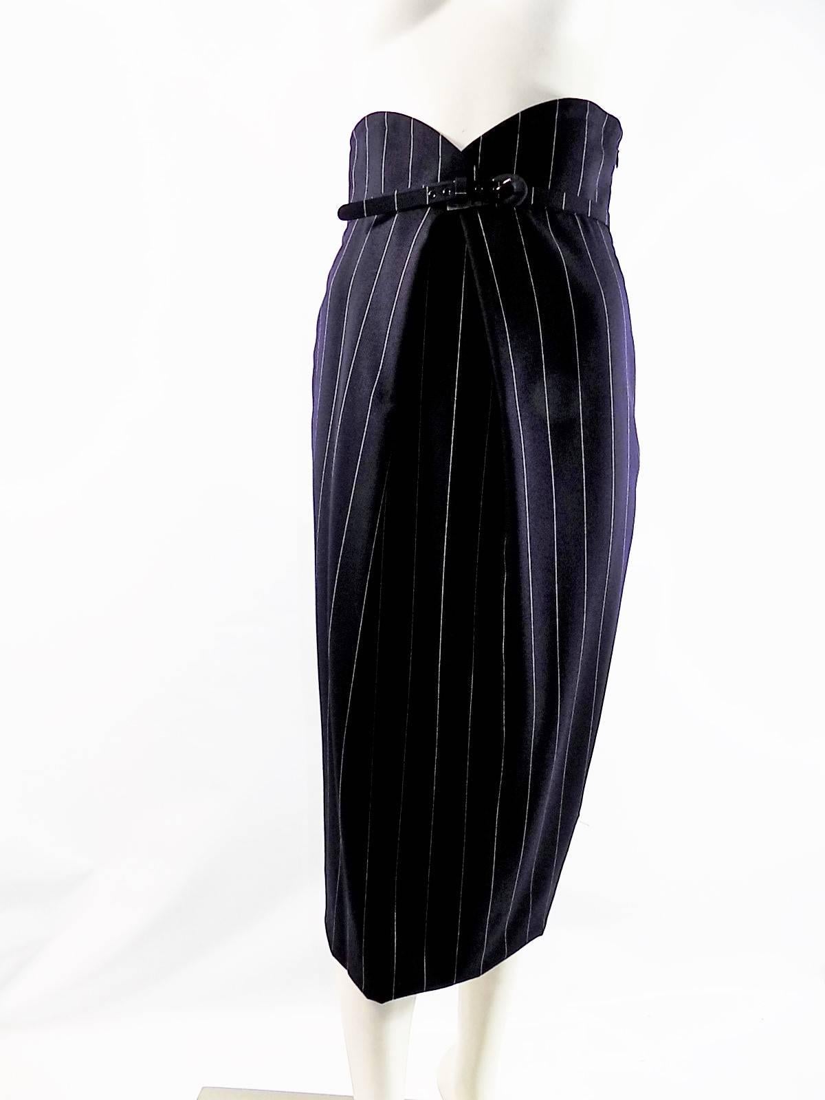  Marine Navy wool  pinstripe gaberdine  . Structured high waistline. Belted. Givenchy couture label, Circa 1990's. Pristine condition. Fully lined.
Waist 26