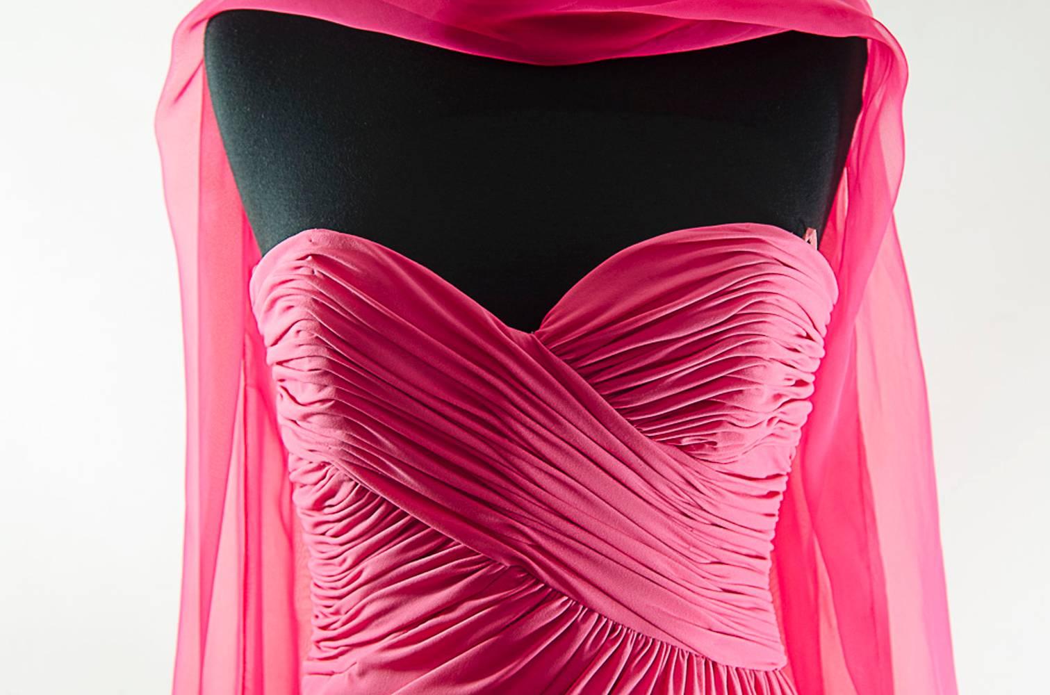 Victor Costa Beautiful Hollywood  glamor strapless pink gown with long shawl In Excellent Condition For Sale In New York, NY