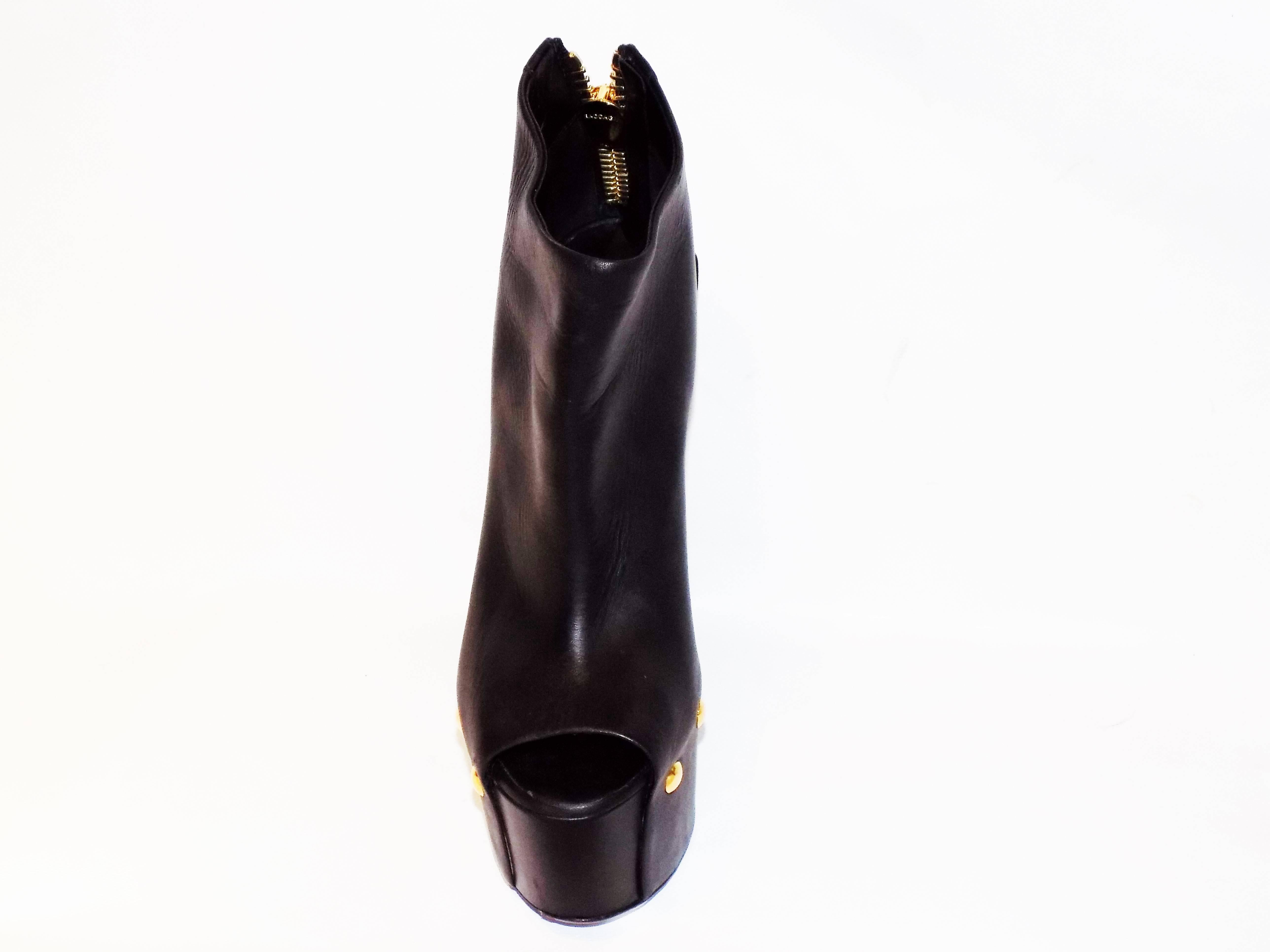 Giuseppe Zanotti platform ankle bootiess with back zipper In Excellent Condition In New York, NY