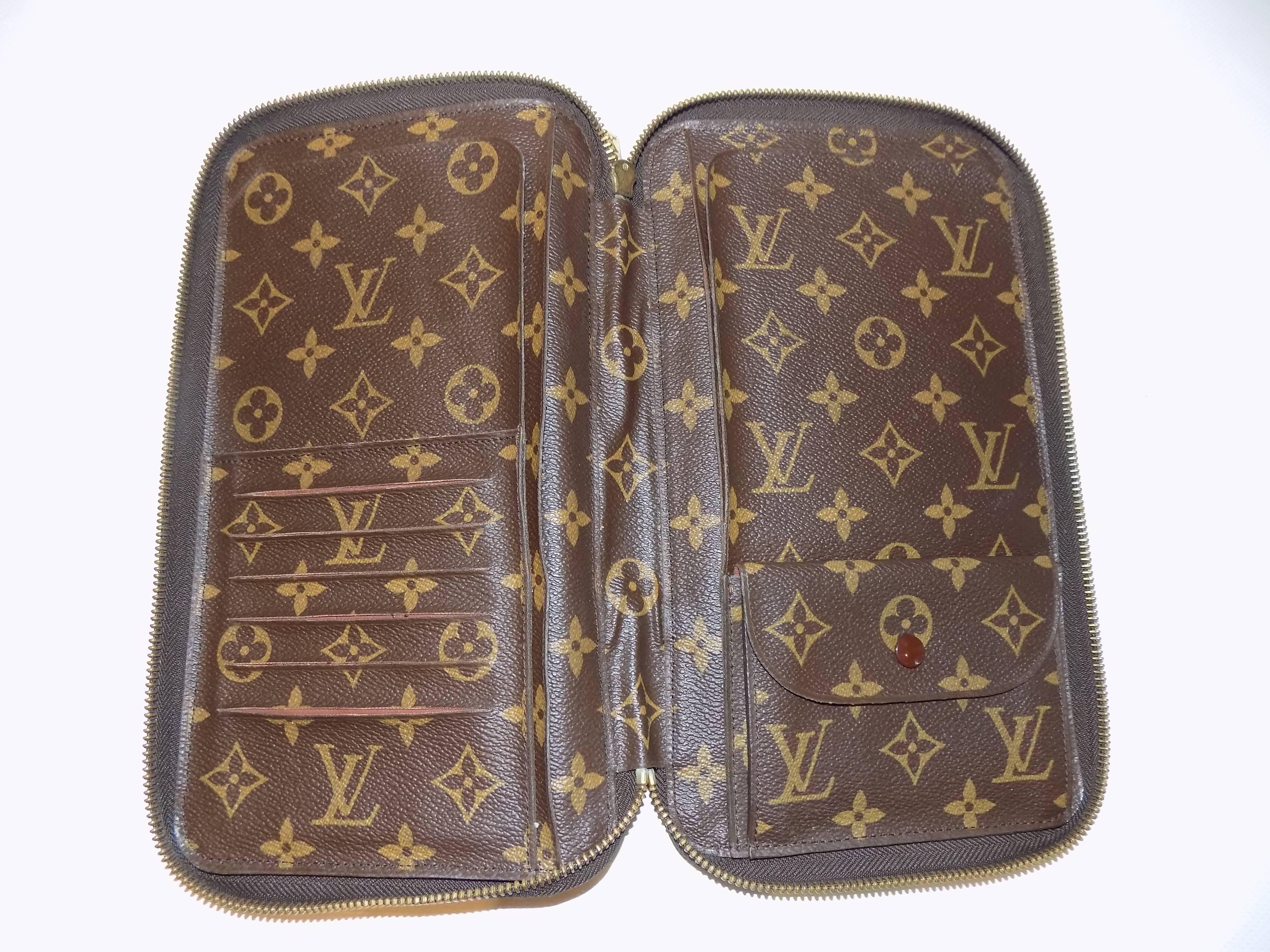 Rare LOUIS VUITTON Zip Passport Agenda Cover Portfolio Organizer de Voyage.

Stamp, made in France, 100% authentic, excellent condition. 6 card slots, 4 pockets (passport space) change pocket. Zipper closure with LV pull on handle
10