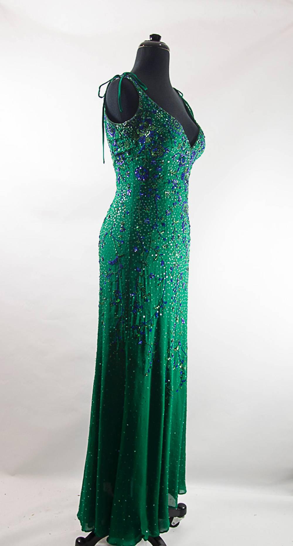 Stunning Escada dark green mermaid gown. Silk chiffon hand beaded and embroidered . Adjustable Tie shoulders. Sweetheart neckline Pristine condition!!
Size 4
Length 54 taken from underarm bust 34