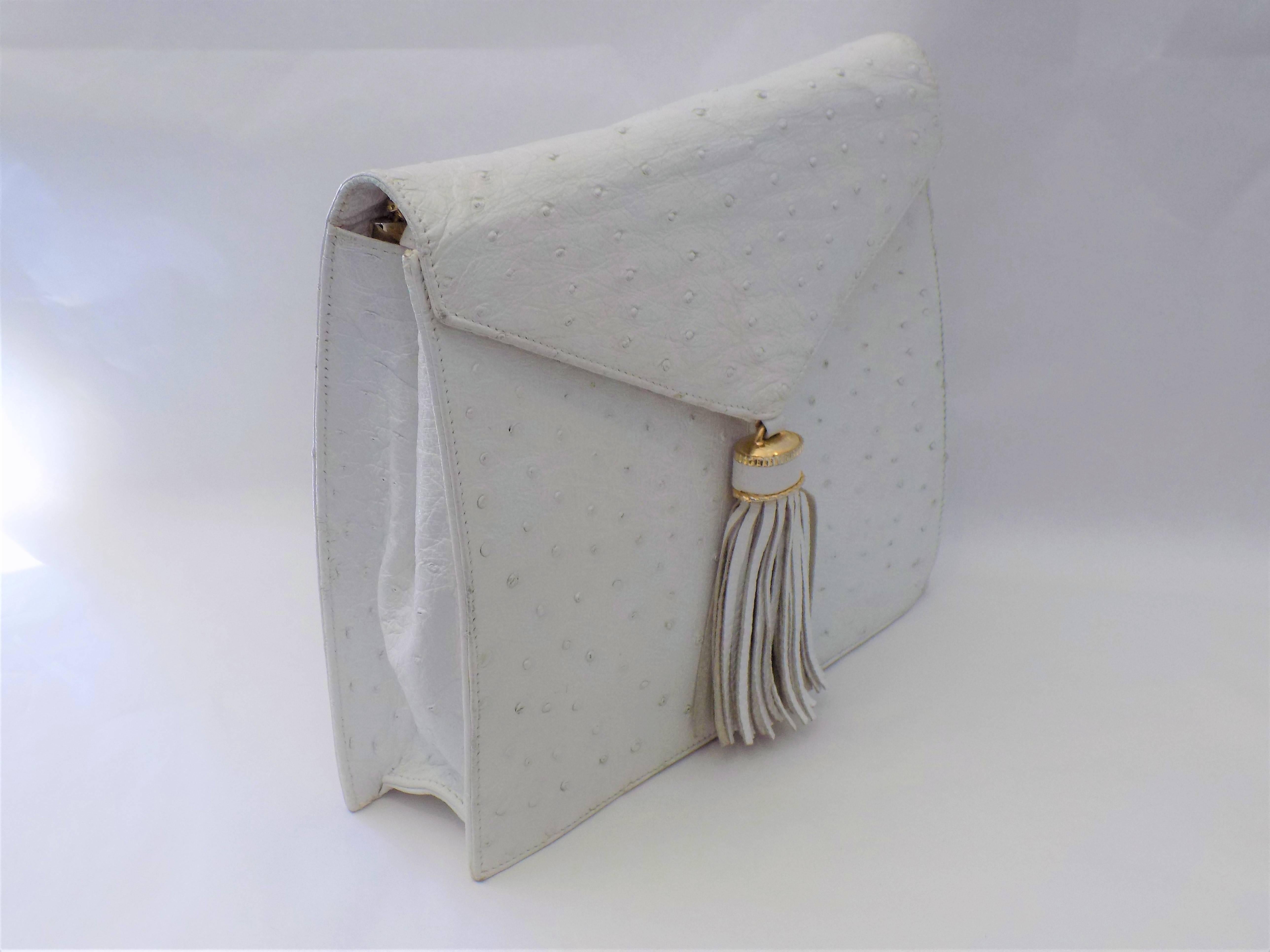 Beautiful SISO Vintage white ostrich envelope clutch  . Optional  shoulder bag with removable strap. Very clean and in good condition. .  Snap closure with tassel front. Mesures 8