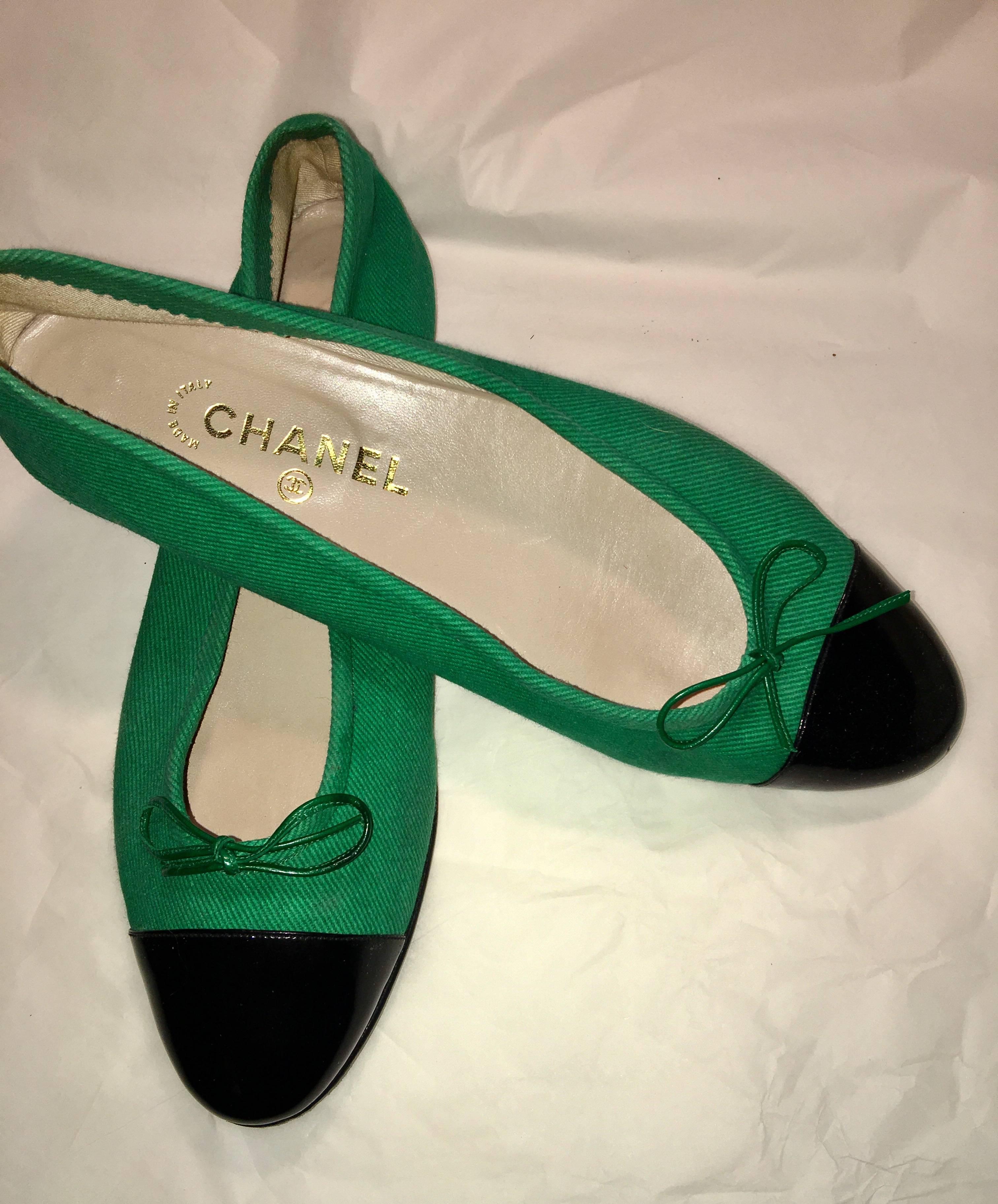 Chanel Cap toe ballet flats in box Sz 40 In Excellent Condition In New York, NY