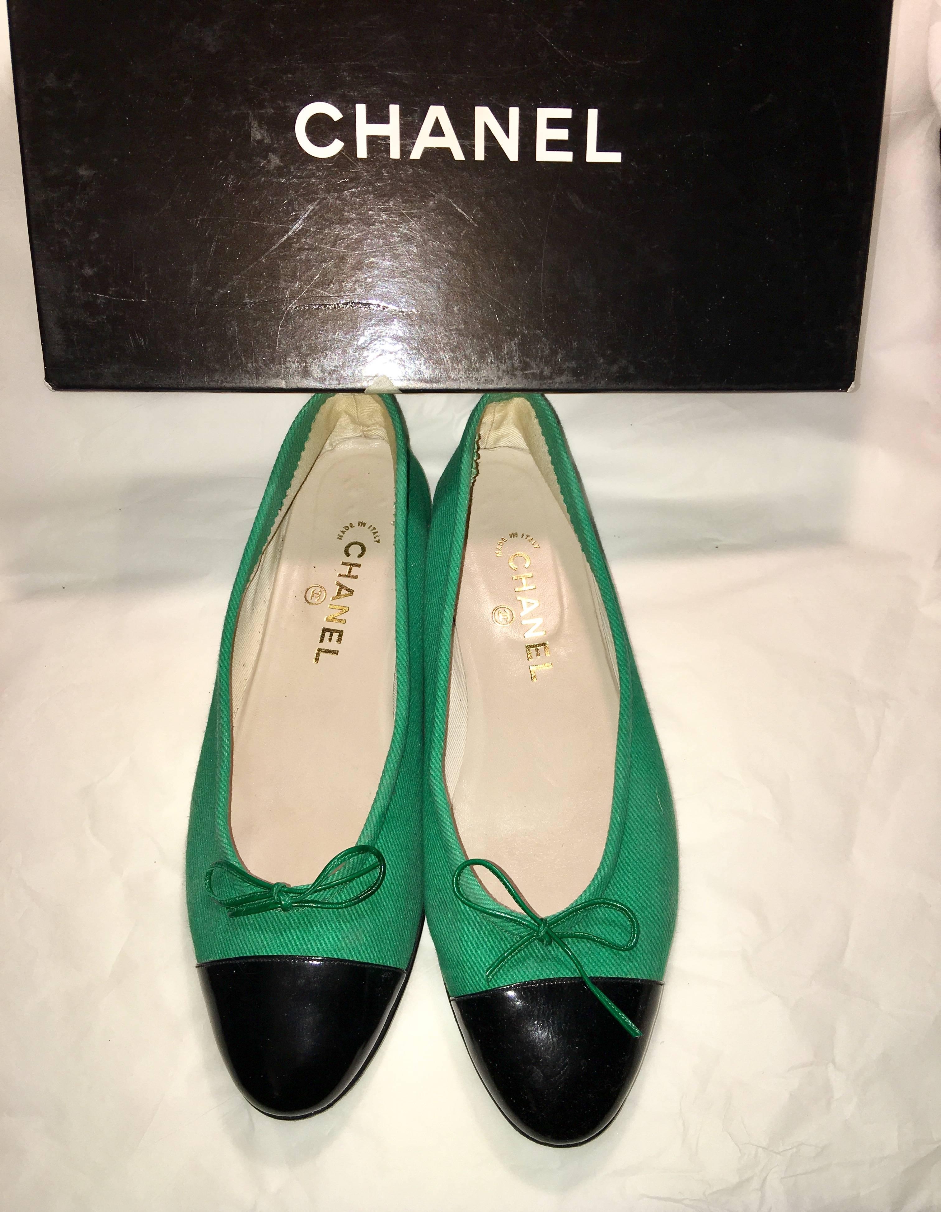 Gently worn in excellent condition canvas with cap toe . Green with black leather. Size 40. Shipped in Chanel Box
