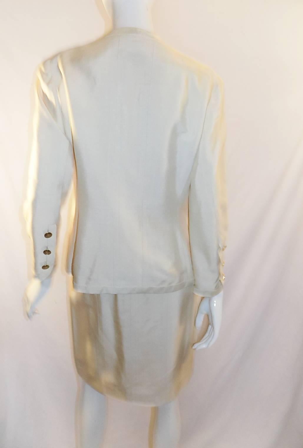Chanel ivory silk  CC logo buttons summer skirt suit For Sale 2