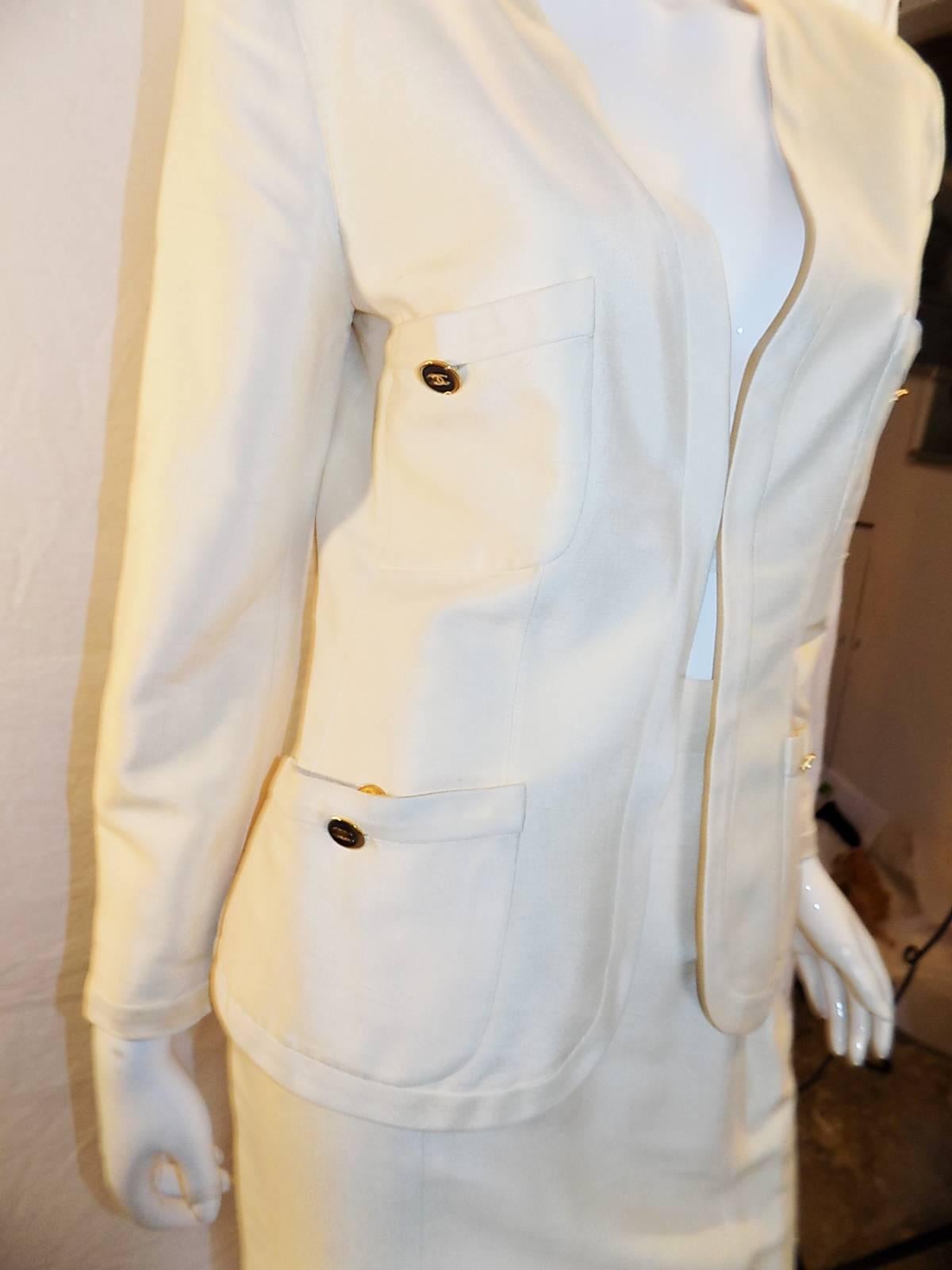 Chanel ivory silk  CC logo buttons summer skirt suit In Excellent Condition For Sale In New York, NY