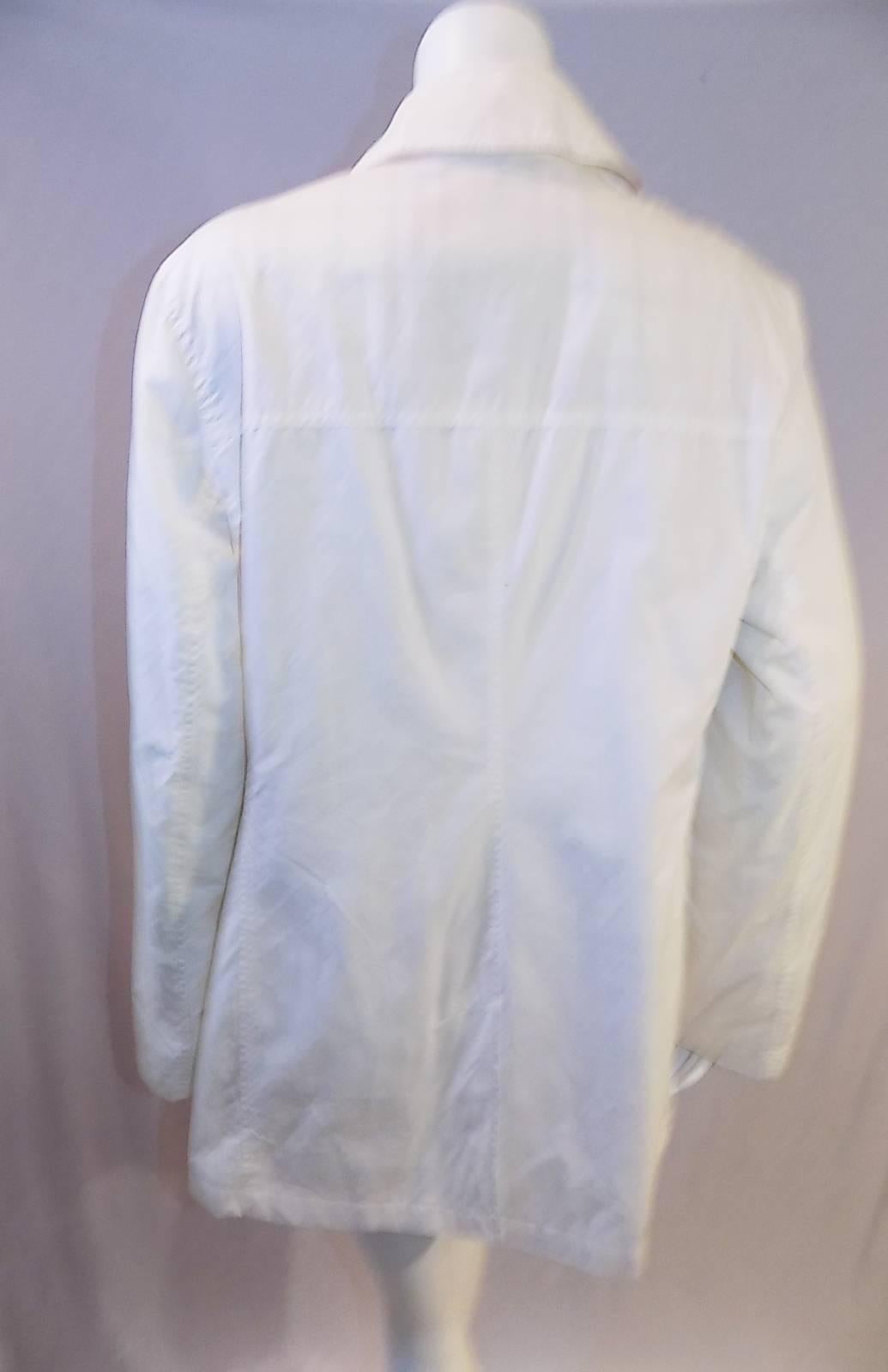 Burberry white w novacheck lining rain jacket In Excellent Condition For Sale In New York, NY
