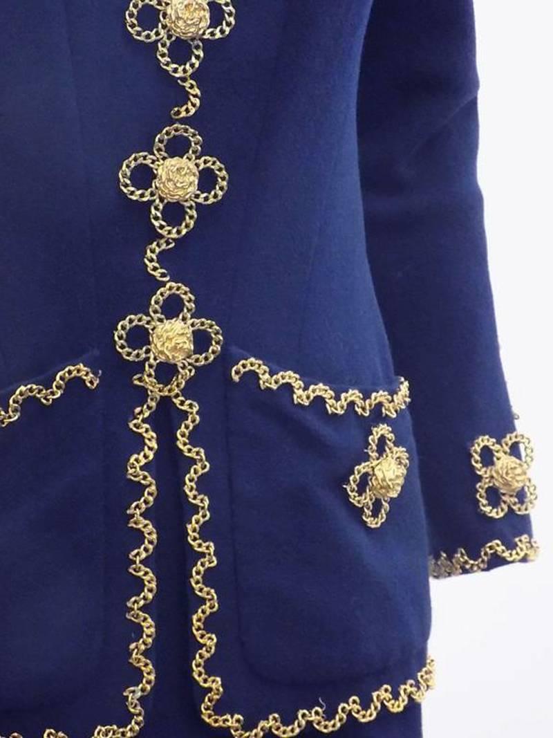 The appeal of the four-leaf clover comes as much from the symmetry of its four leaves as from its reputation as a good luck charm. It was one of Coco Chanel’s favorite motifs.This jackets one of the most magnificent pieces that i have ever seen.