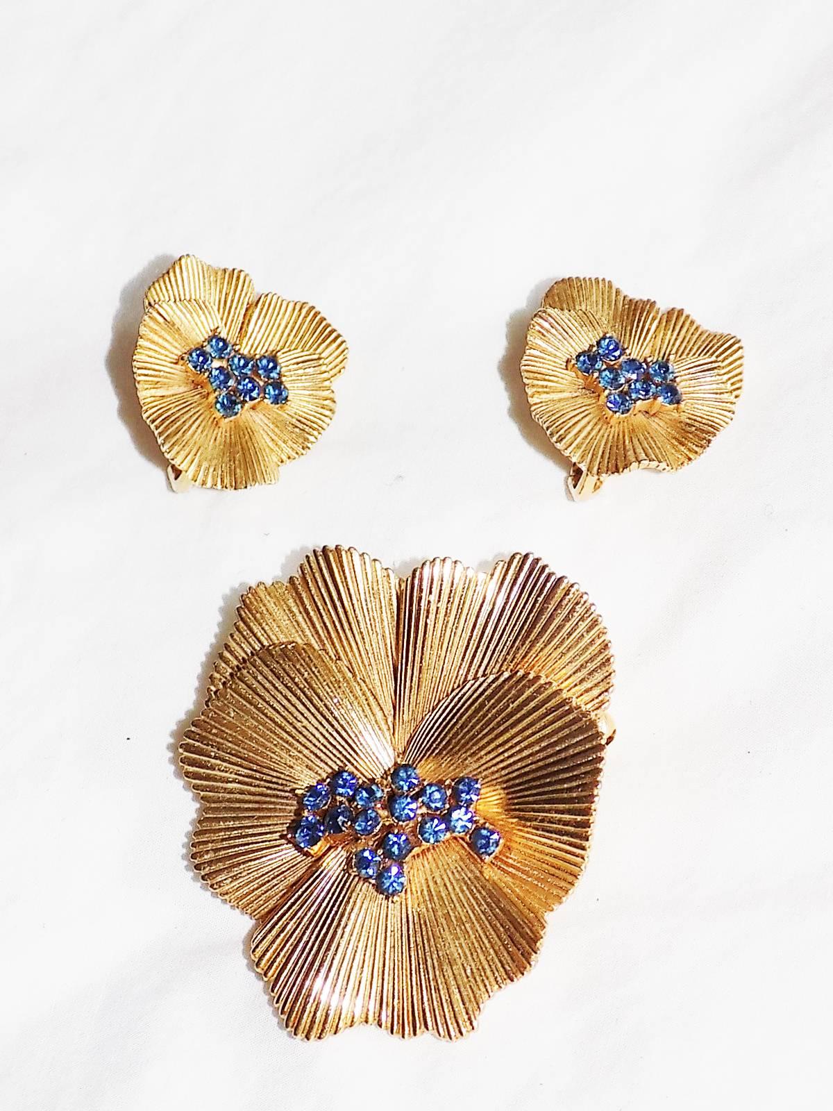  TRIFARI  Pansy Brooch and Earrings in Ridged Gold with blue stones at Center. Ca.1950s. Pristine condition, like new. Clip on Earrings. Pin is 2