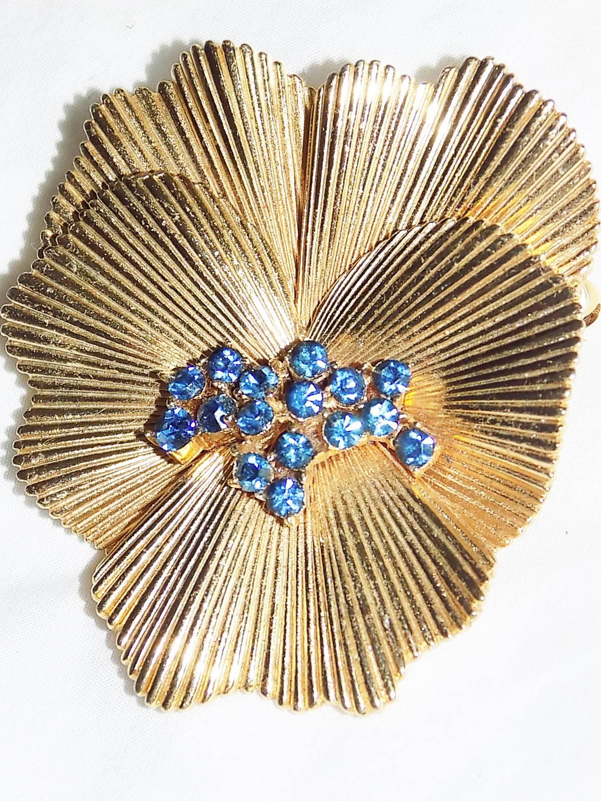 TRIFARI  Pansy Brooch and Earrings in Ridged Gold with blue stones 1950 In New Condition In New York, NY