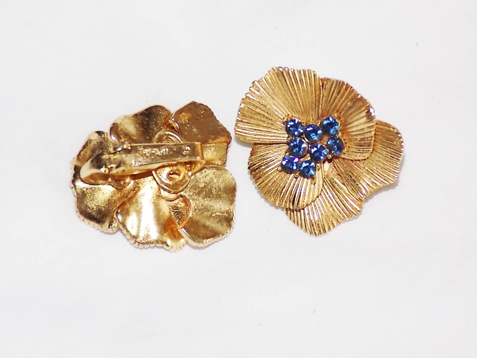 TRIFARI  Pansy Brooch and Earrings in Ridged Gold with blue stones 1950 1