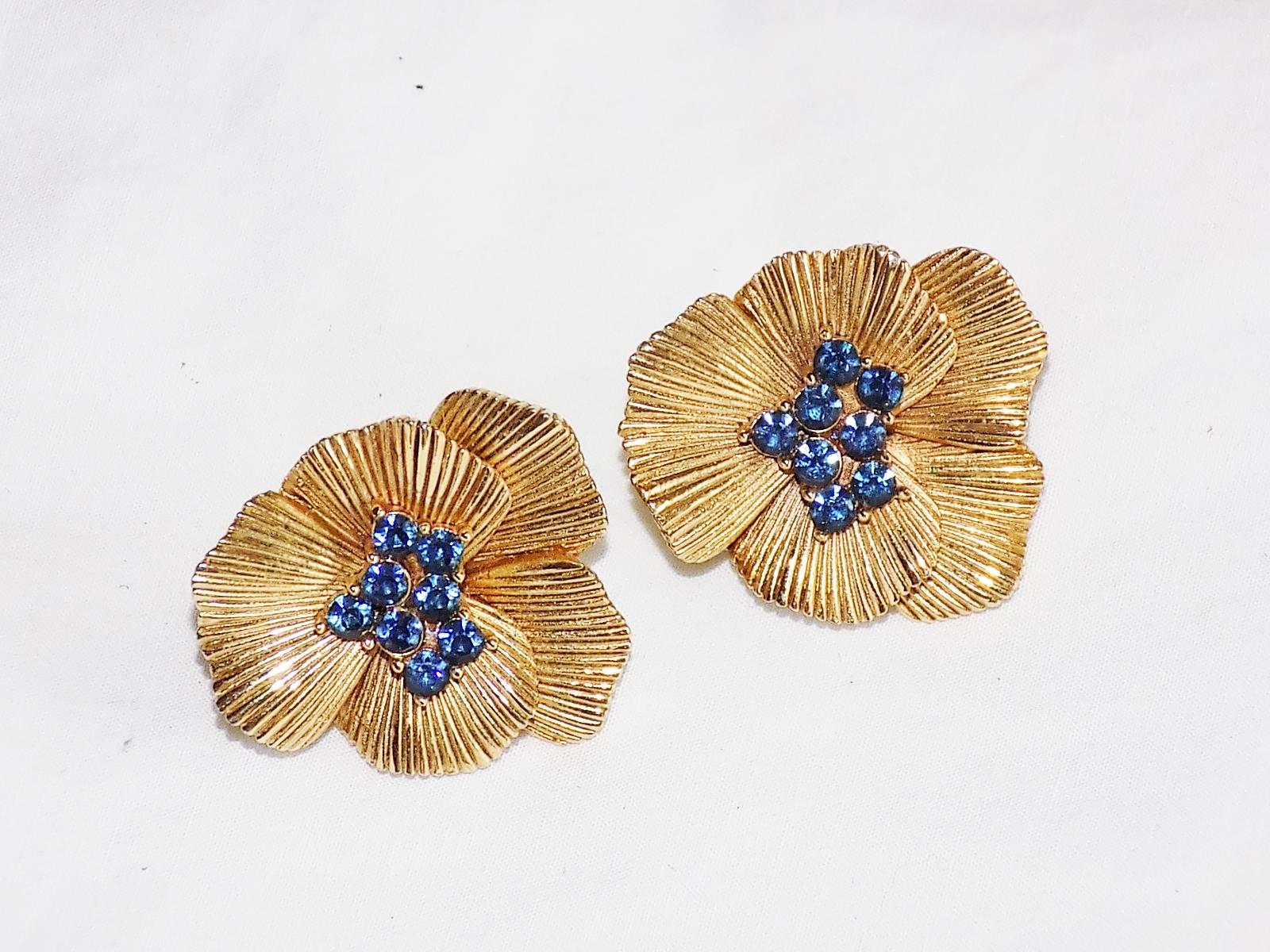 Women's TRIFARI  Pansy Brooch and Earrings in Ridged Gold with blue stones 1950