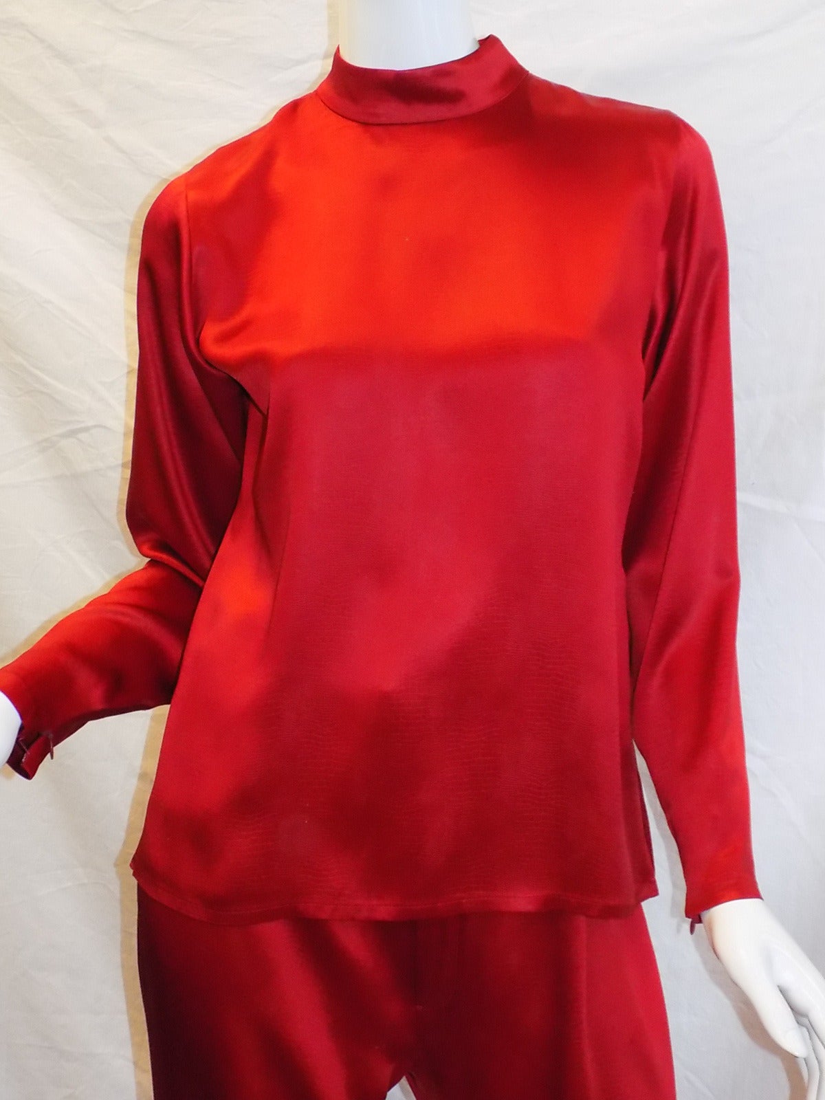 Beautiful texture and color Vintage YSL rive Gauche blouse and pants set. In pristine color perfect for any part of the year. Blouse features  long sleeves with zippers on the wrist line , mock neckline , side slits and zipper back closure. 
Pants