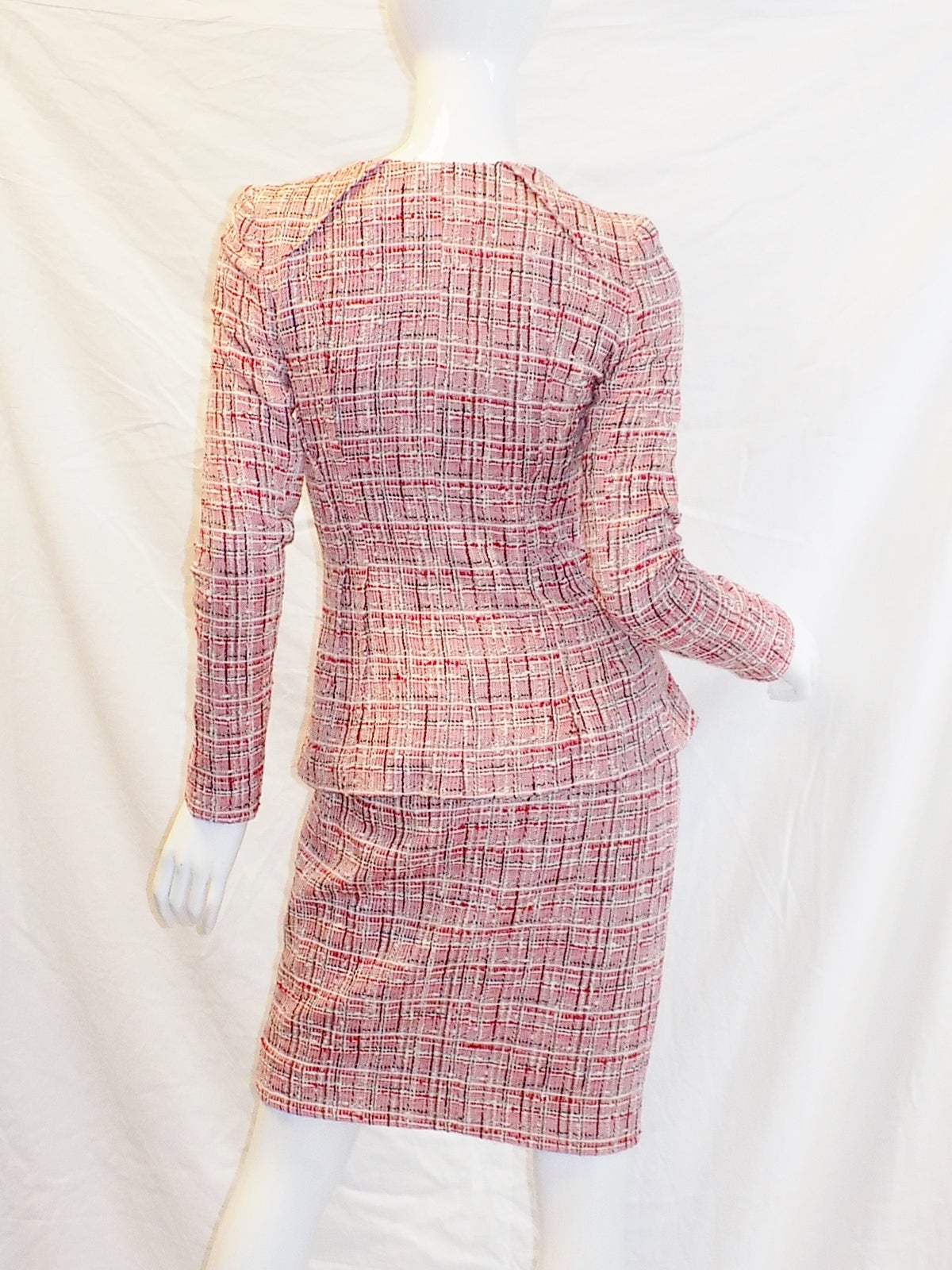 New never worn model sample stunning Oscar De la Renta spring/ Summer skirt suit. Reminiscent of 1960's style with tight waist, and longer pencil skirt giving that fabulous feminine look. Fine cotton tweed all lined in 100% silk . Concealed snap