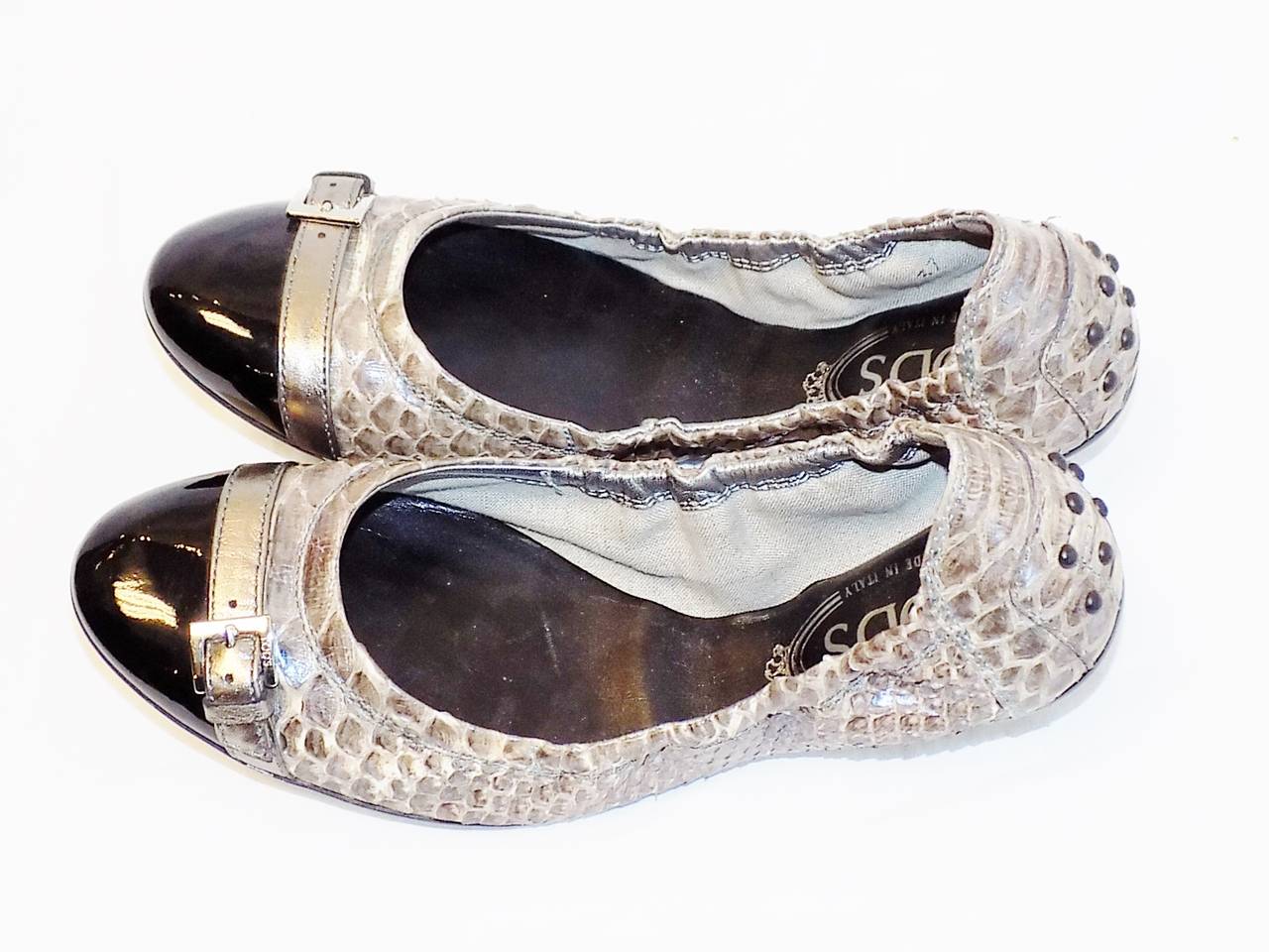 These Tod’s ballet flats have a round-toe in  patent leather , elasticated edges and a metallic ‘T’ engraved buckle . Cushioned by their signature pebbled soles; these Tod’s ballet flats are designed with the modern woman in mind  stylish, versatile